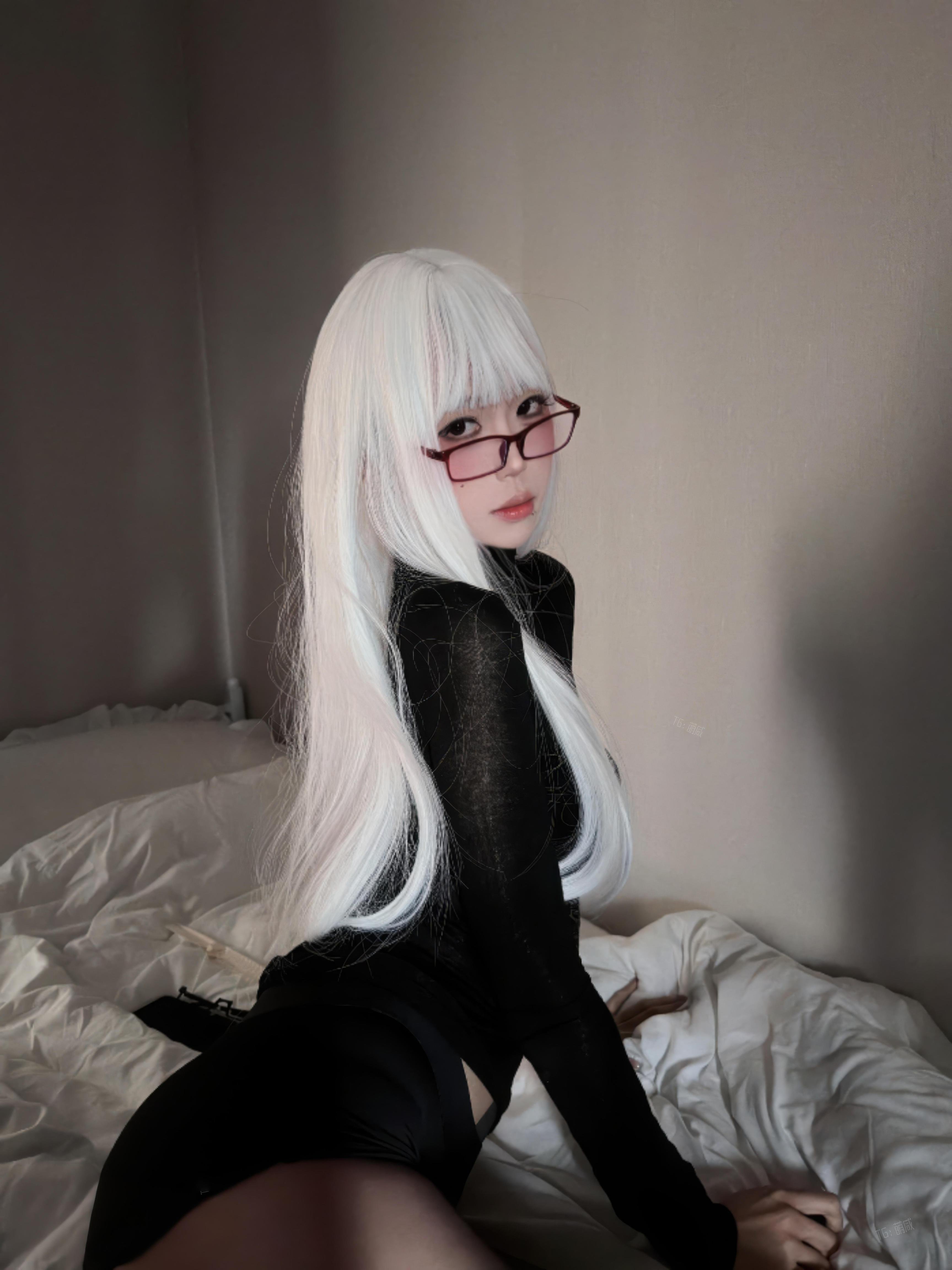 [私房] 麻薯の美味しさ - 暗夜の純白：白髪のナース、黒ストッキングと白ストッキング、透ける下着露点 52P