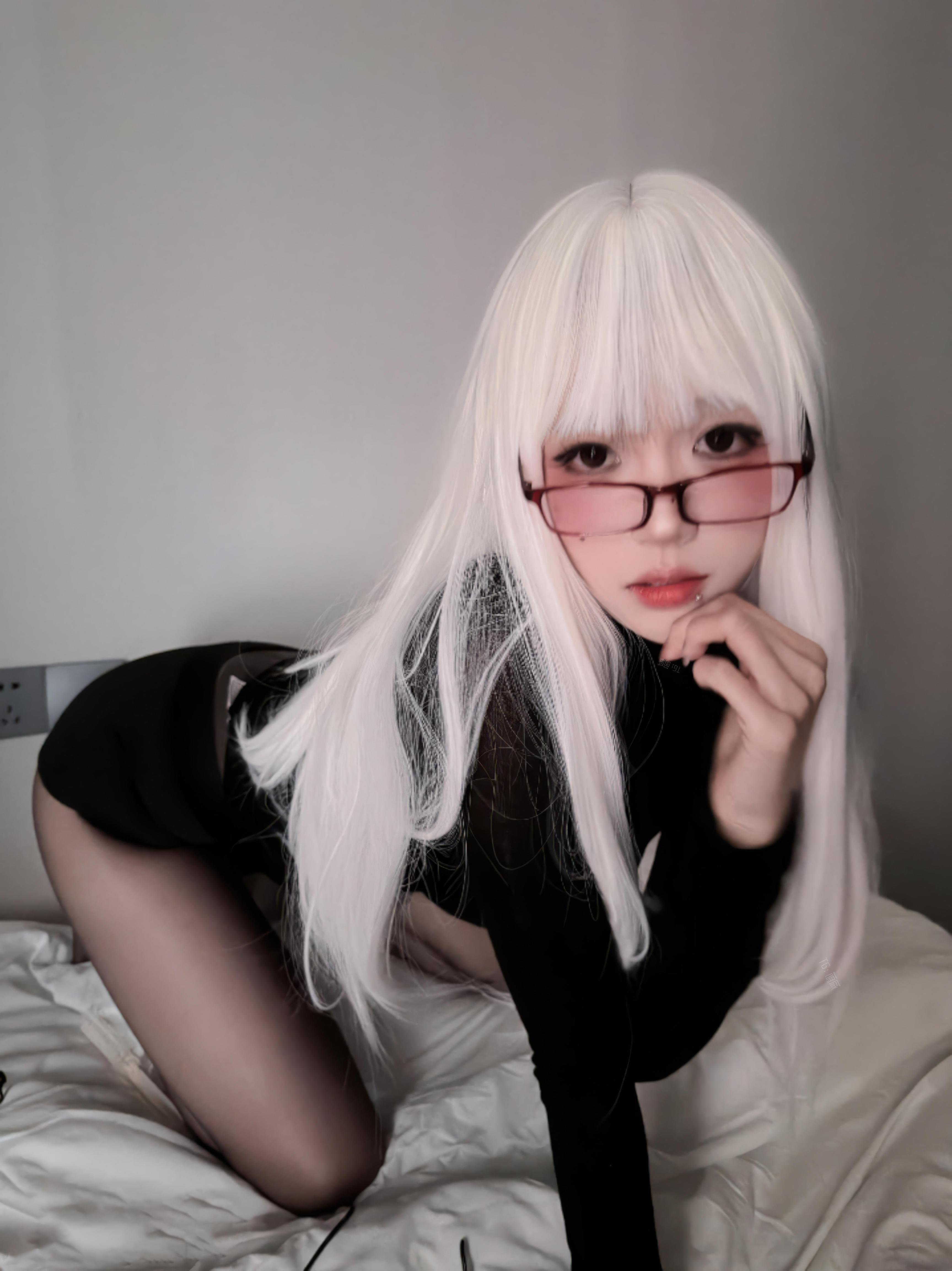 [私房] 麻薯の美味しさ - 暗夜の純白：白髪のナース、黒ストッキングと白ストッキング、透ける下着露点 52P