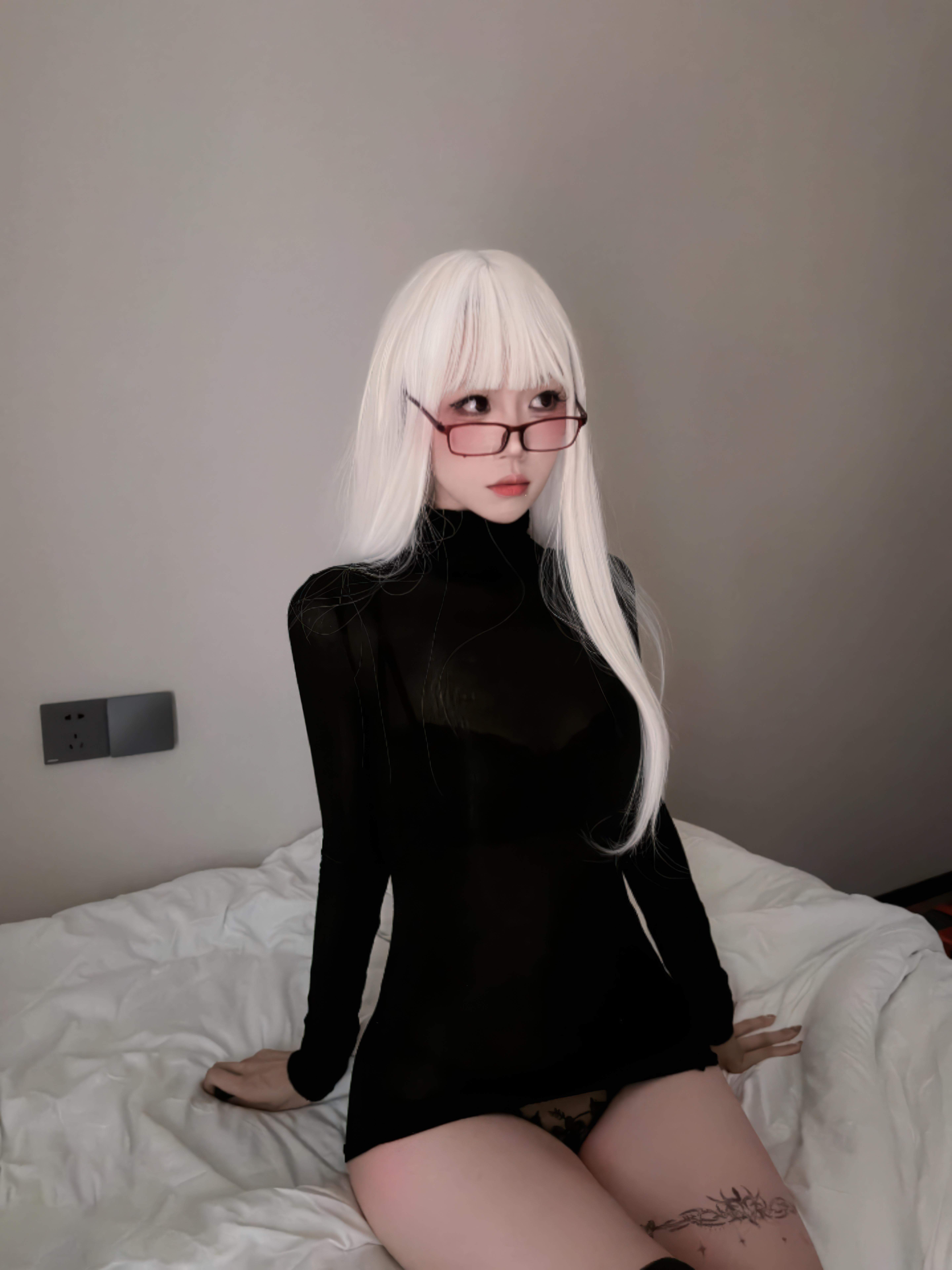 [私房] 麻薯の美味しさ - 暗夜の純白：白髪のナース、黒ストッキングと白ストッキング、透ける下着露点 52P