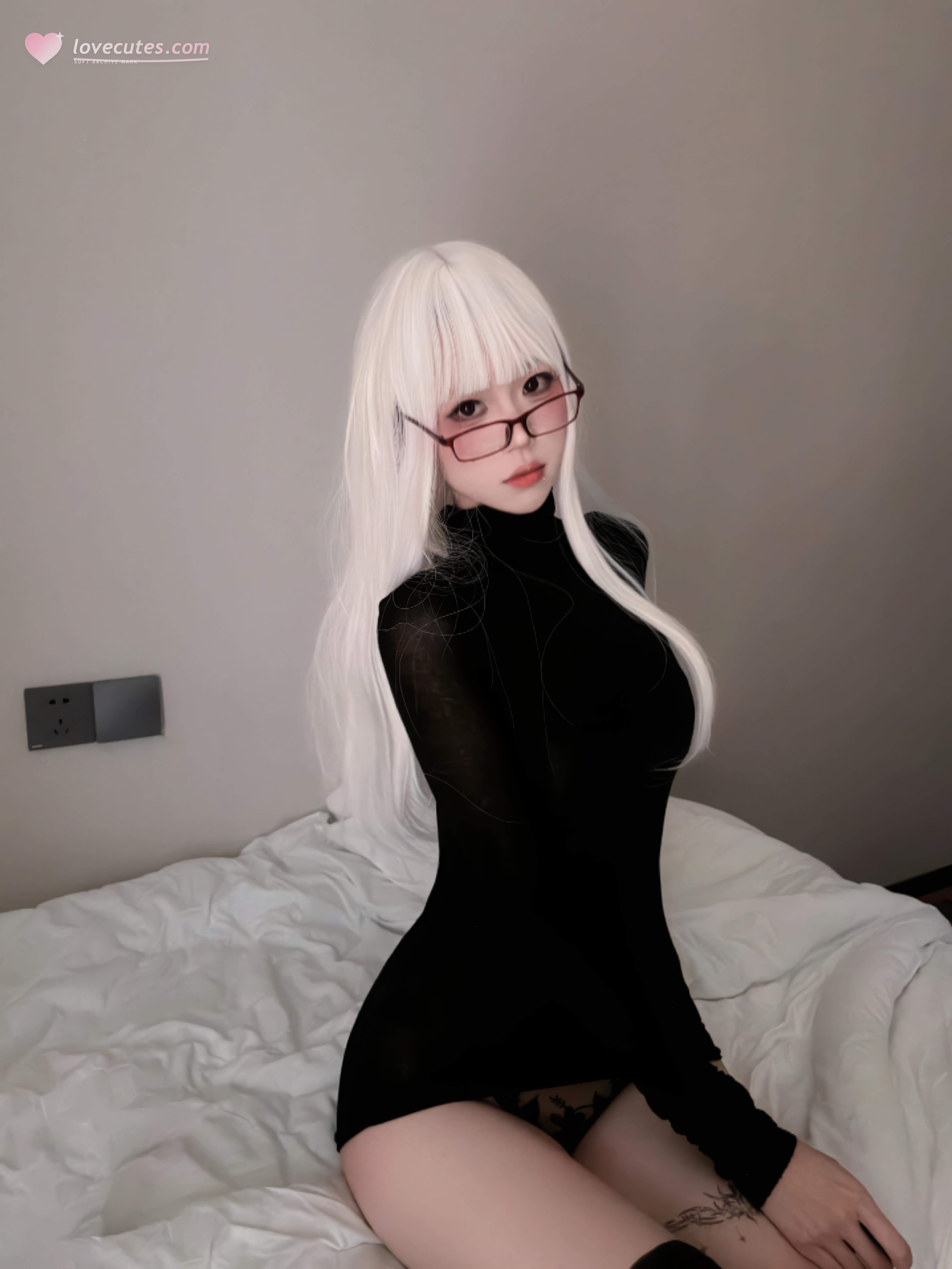 [私房] 麻薯の美味しさ - 暗夜の純白：白髪のナース、黒ストッキングと白ストッキング、透ける下着露点 52P