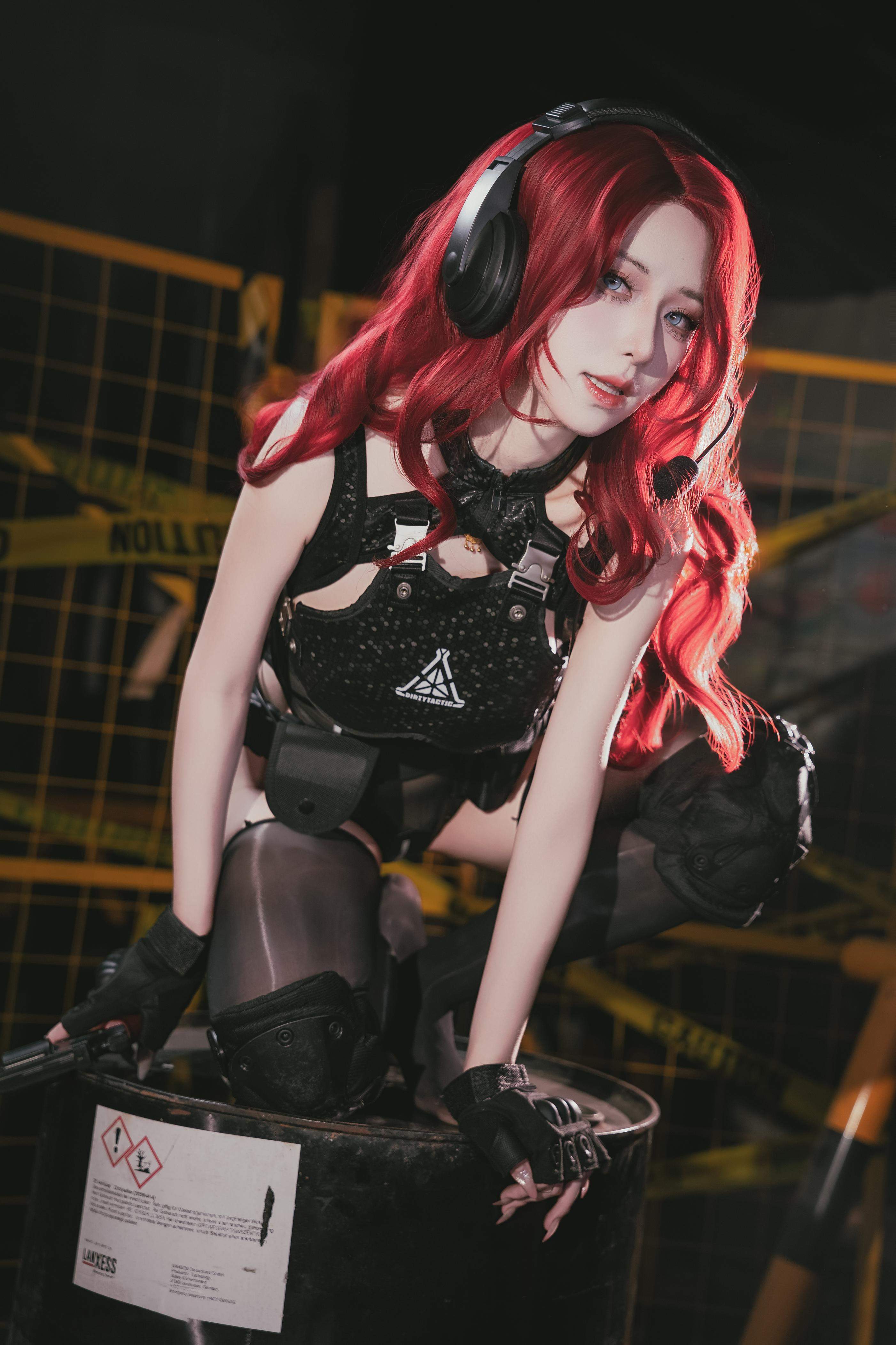 【コスプレ】双木扶苏 - 明日方舟 史尔特尔・得体社戦術風：赤髪黒ストッキングレース下着 美脚ヒップ 60P