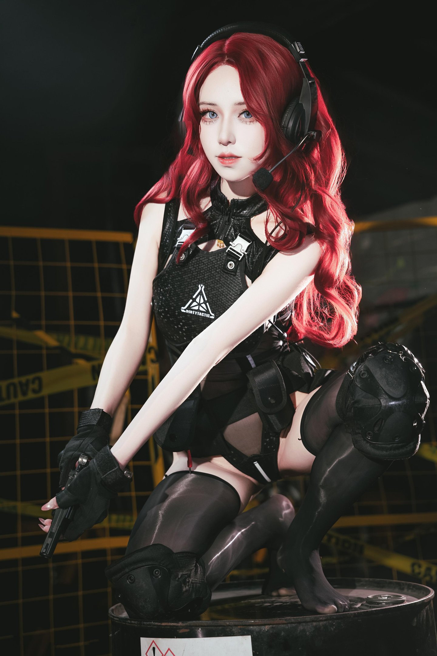 【コスプレ】双木扶苏 - 明日方舟 史尔特尔・得体社戦術風：赤髪黒ストッキングレース下着 美脚ヒップ 60P