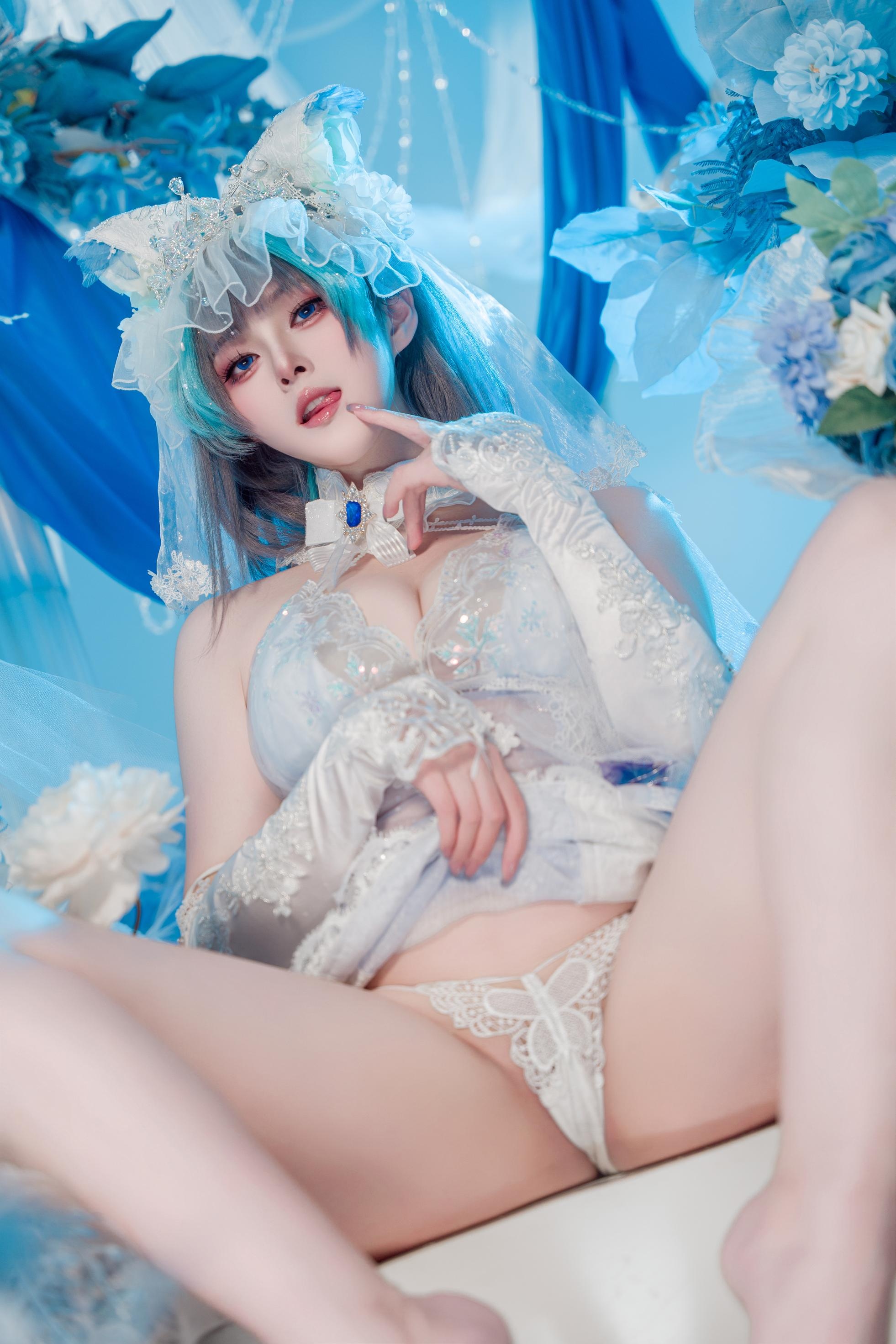 '[cosplay] Natsuko夏夏子 - 碧蓝航线柴郡婚纱: Váy cưới trắng, nội y ren, ngực khủng, chân dài 70P'