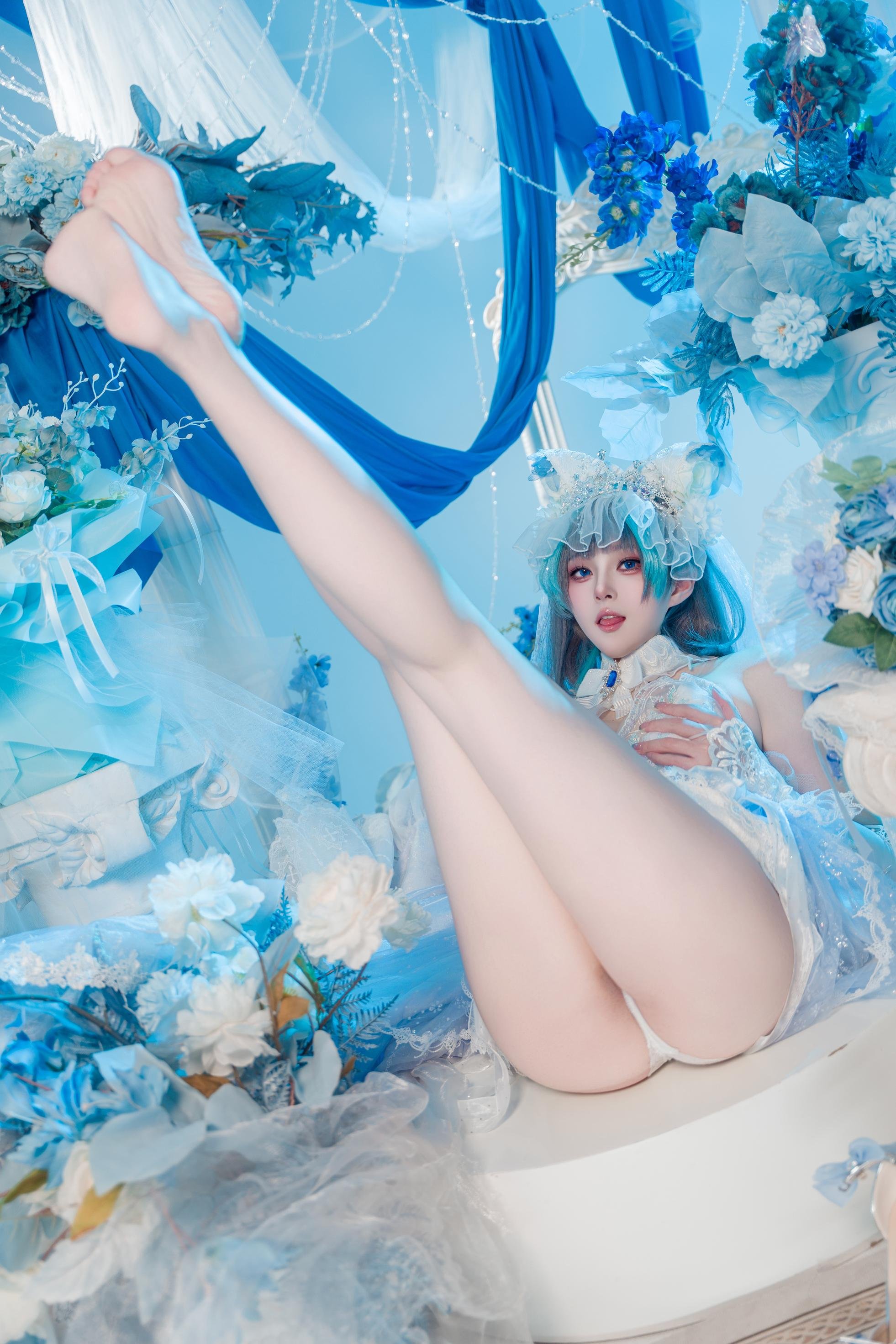 '[cosplay] Natsuko夏夏子 - 碧蓝航线柴郡婚纱: Váy cưới trắng, nội y ren, ngực khủng, chân dài 70P'