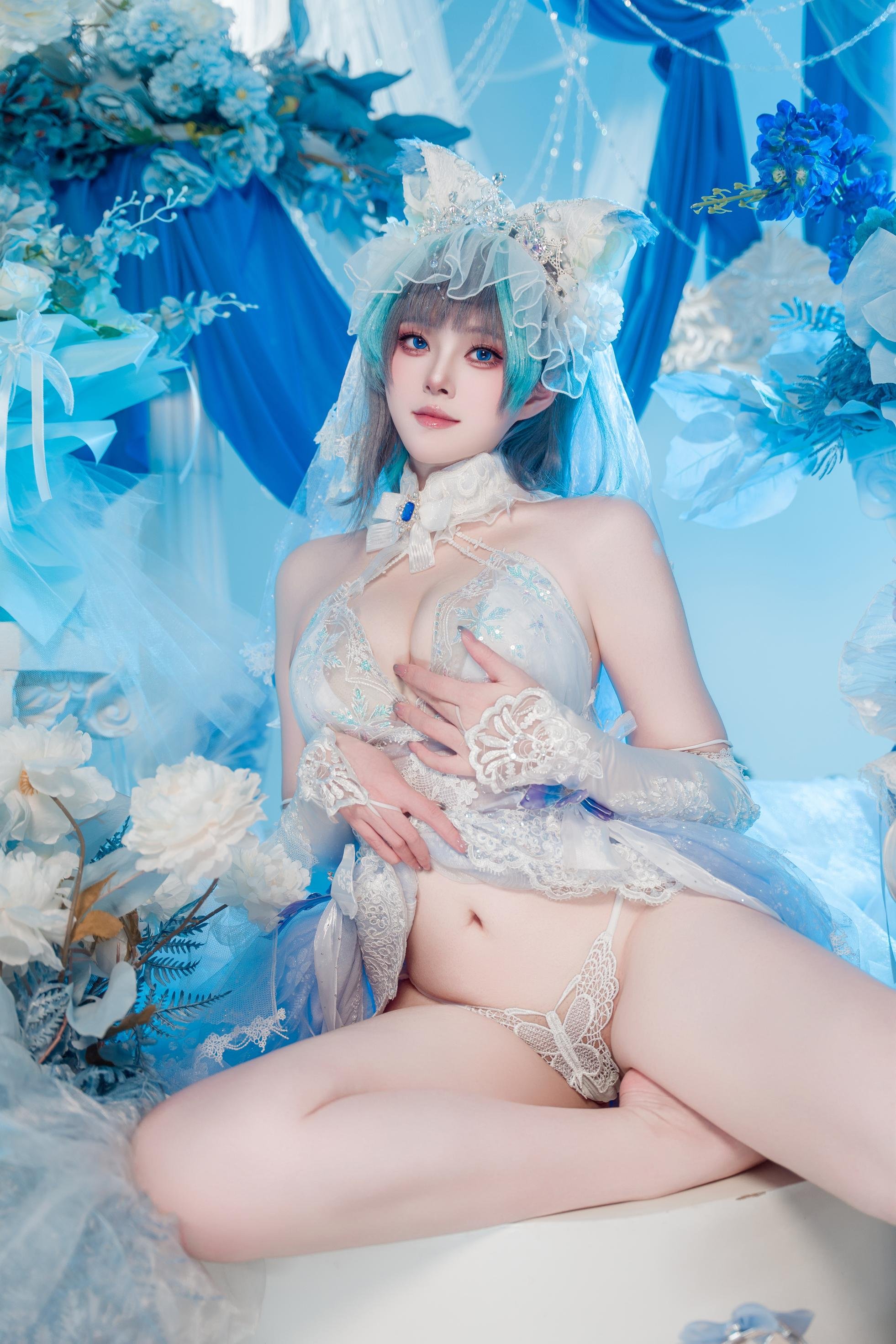 '[cosplay] Natsuko夏夏子 - 碧蓝航线柴郡婚纱: Váy cưới trắng, nội y ren, ngực khủng, chân dài 70P'