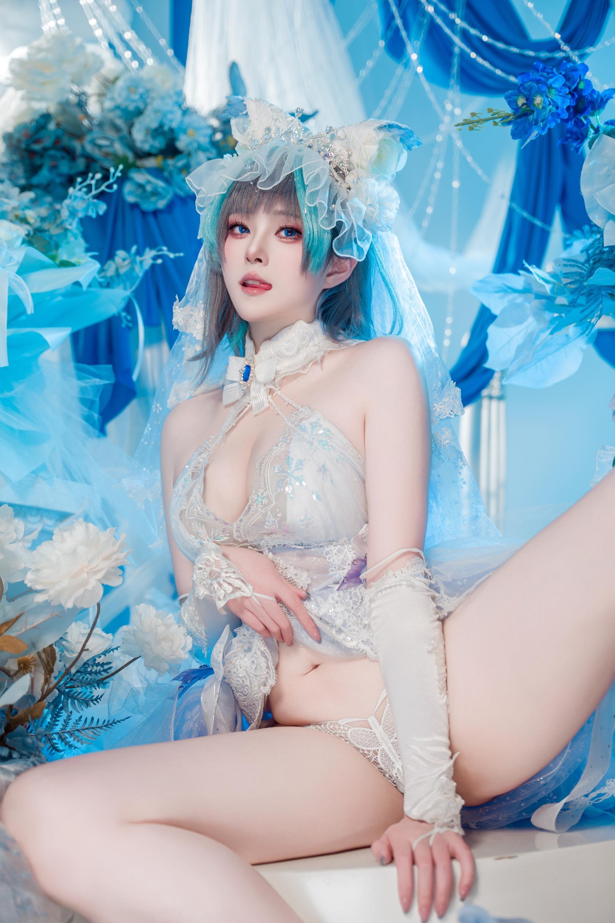 '[cosplay] Natsuko夏夏子 - 碧蓝航线柴郡婚纱: Váy cưới trắng, nội y ren, ngực khủng, chân dài 70P'