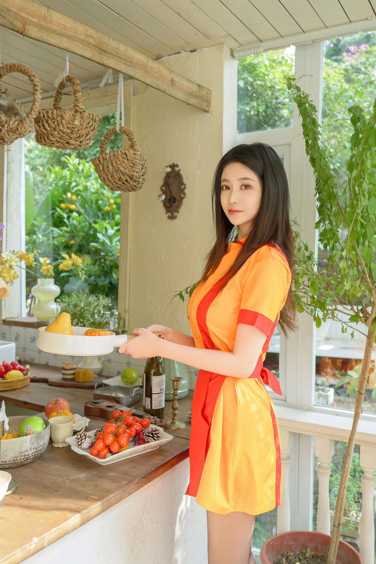 [Ảnh] Nnian - Chị Em Phá Sản: Váy Ngắn Phục Vụ Màu Cam, Chân Dài Giày Cao Gót 80P