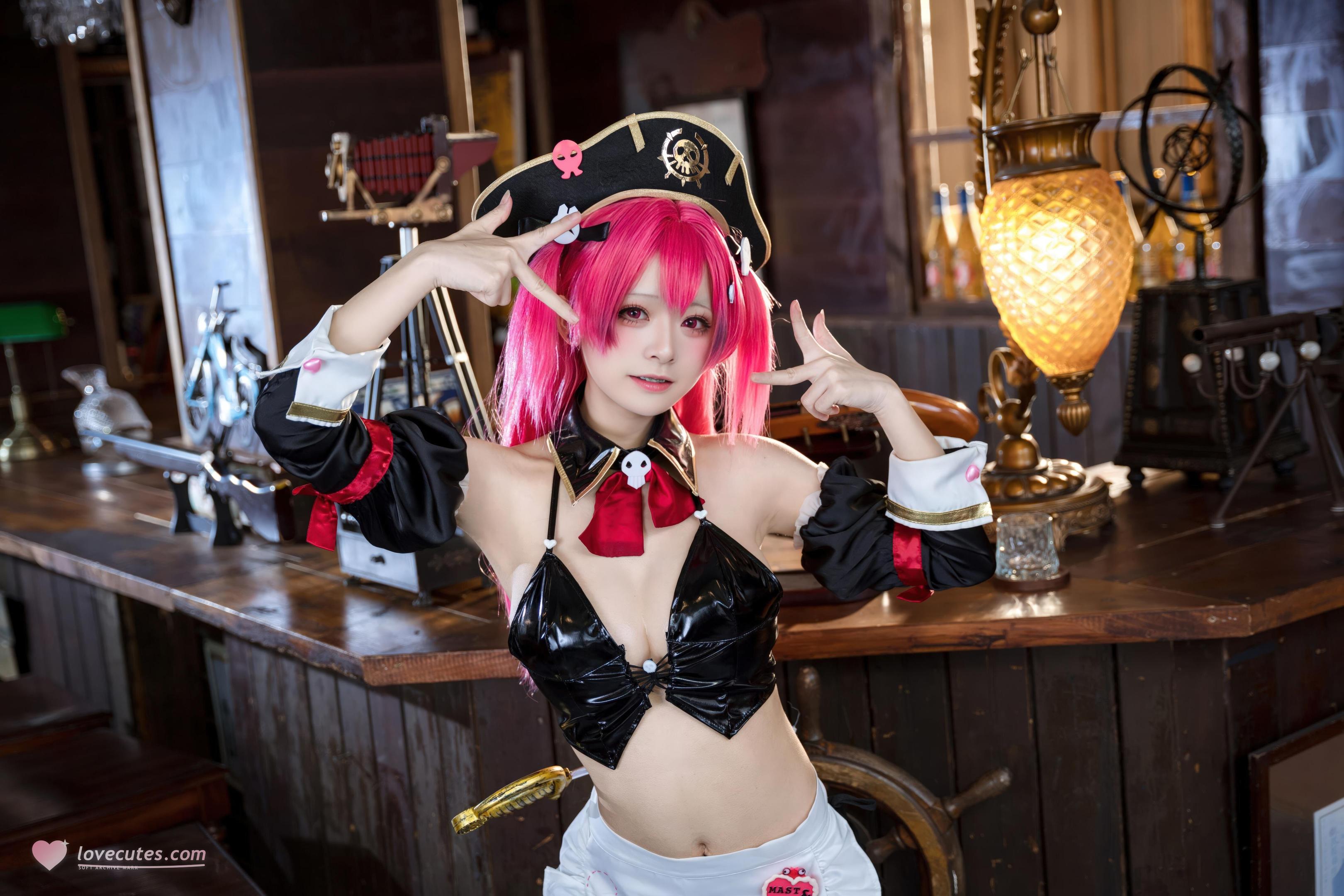 [Cosplay] Jiuqi Miao - Master: Pink-Haired Twin-Tail Pirate Outfit with Curvy Figure and Beautiful Legs 58P
