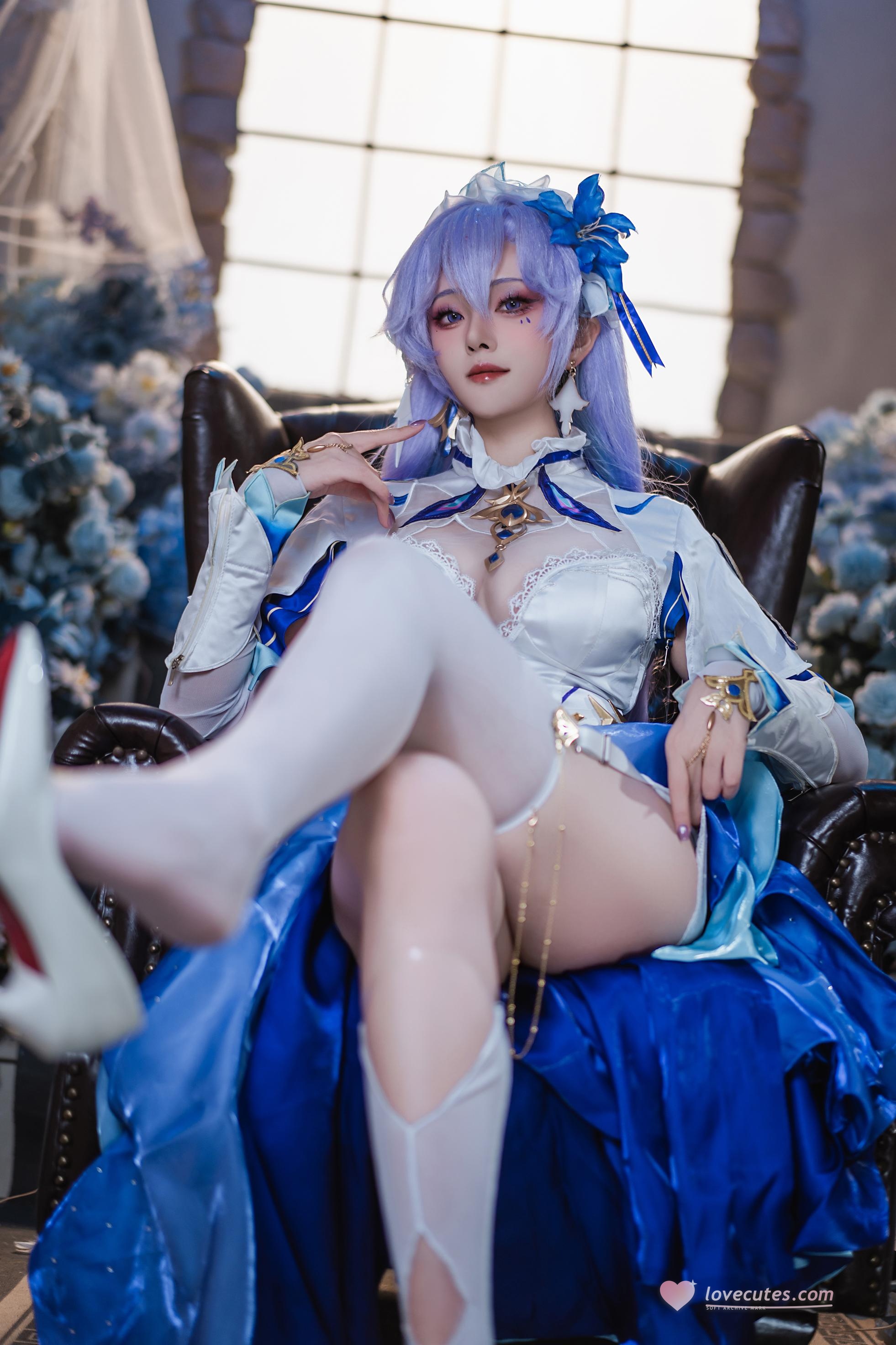「[Cosplay] Natsuko夏夏子 - 鳴潮坎特蕾拉：藍白禮裝白絲露穴珍珠內衣還原 72P」