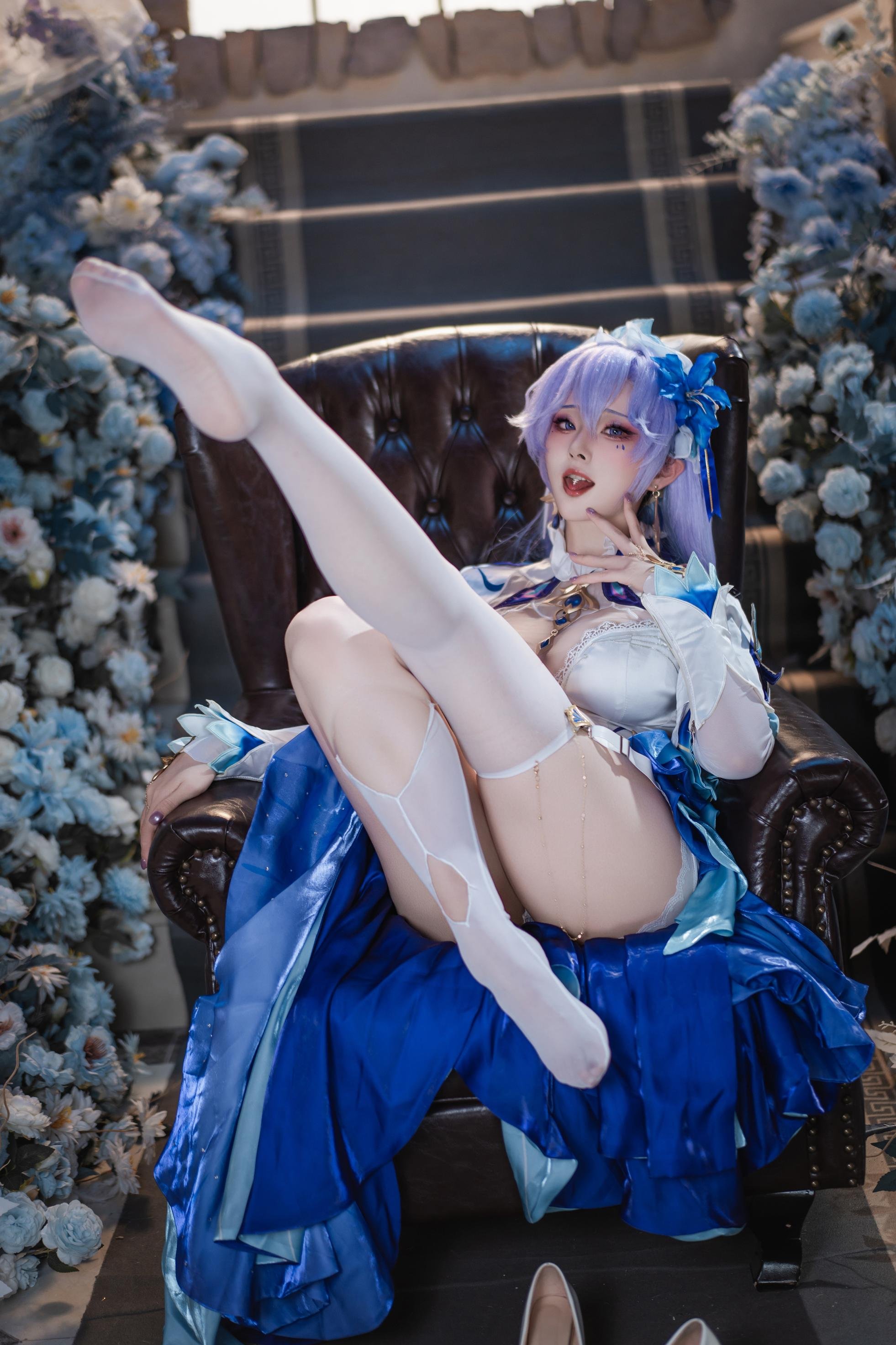 「[Cosplay] Natsuko夏夏子 - 鳴潮坎特蕾拉：藍白禮裝白絲露穴珍珠內衣還原 72P」