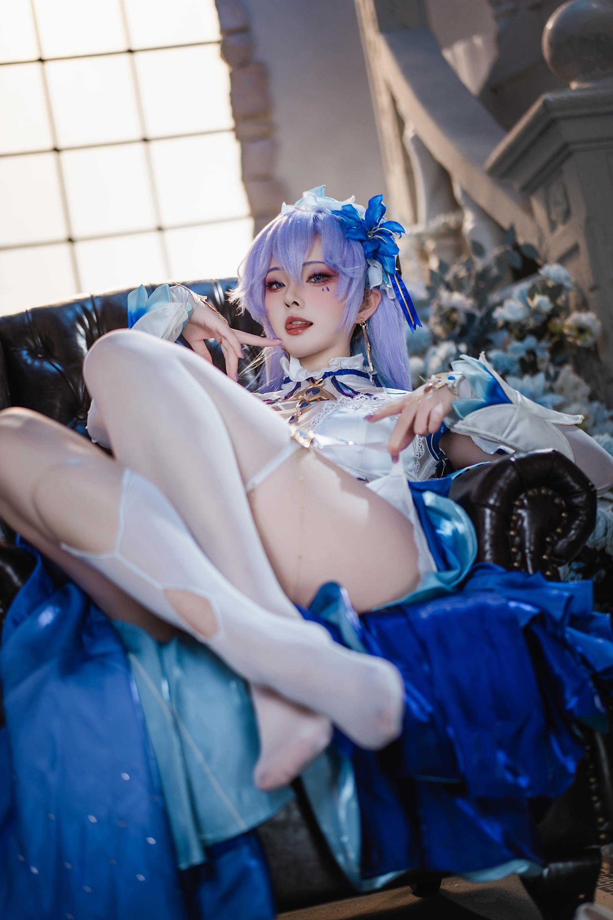 「[Cosplay] Natsuko夏夏子 - 鳴潮坎特蕾拉：藍白禮裝白絲露穴珍珠內衣還原 72P」
