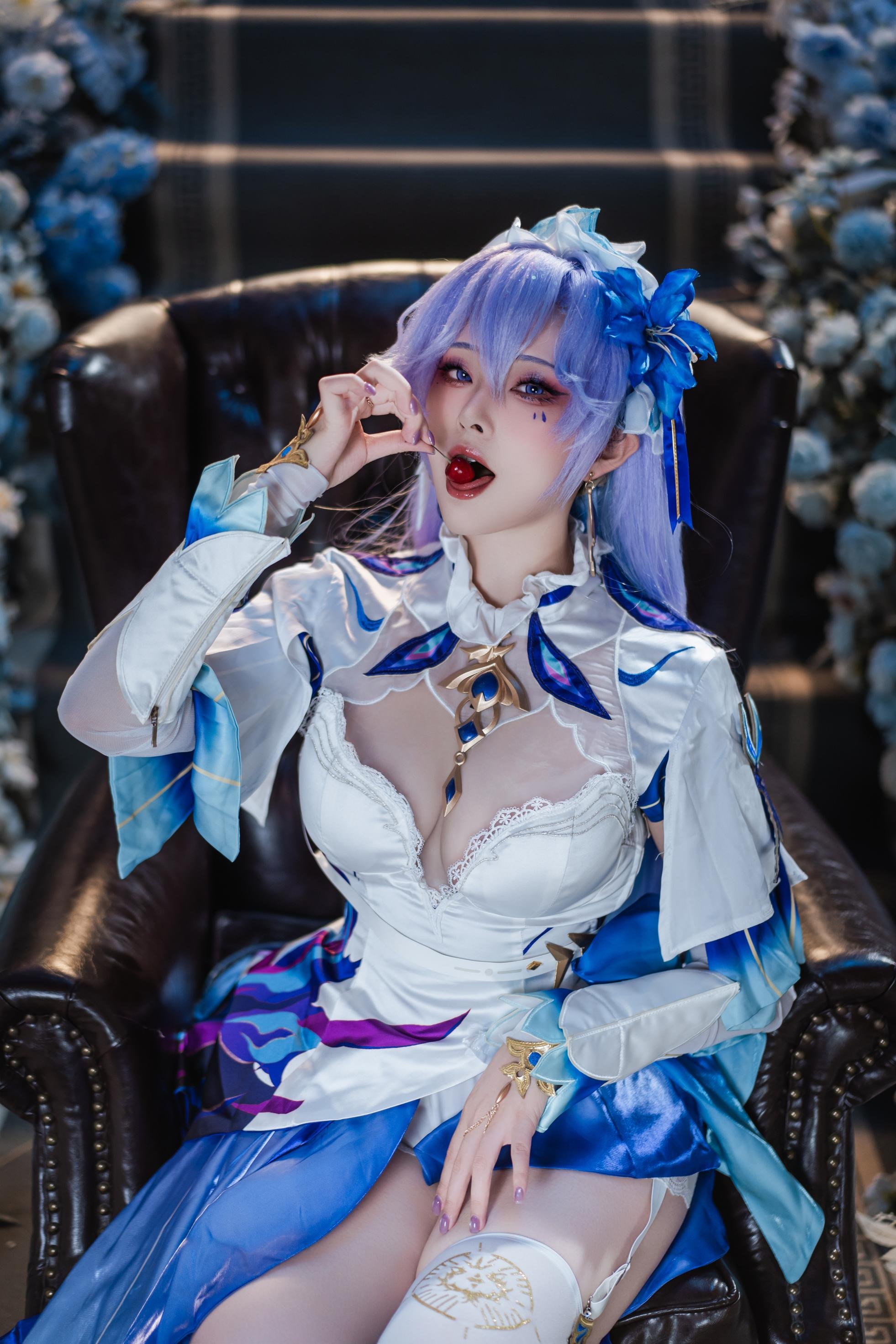 「[Cosplay] Natsuko夏夏子 - 鳴潮坎特蕾拉：藍白禮裝白絲露穴珍珠內衣還原 72P」