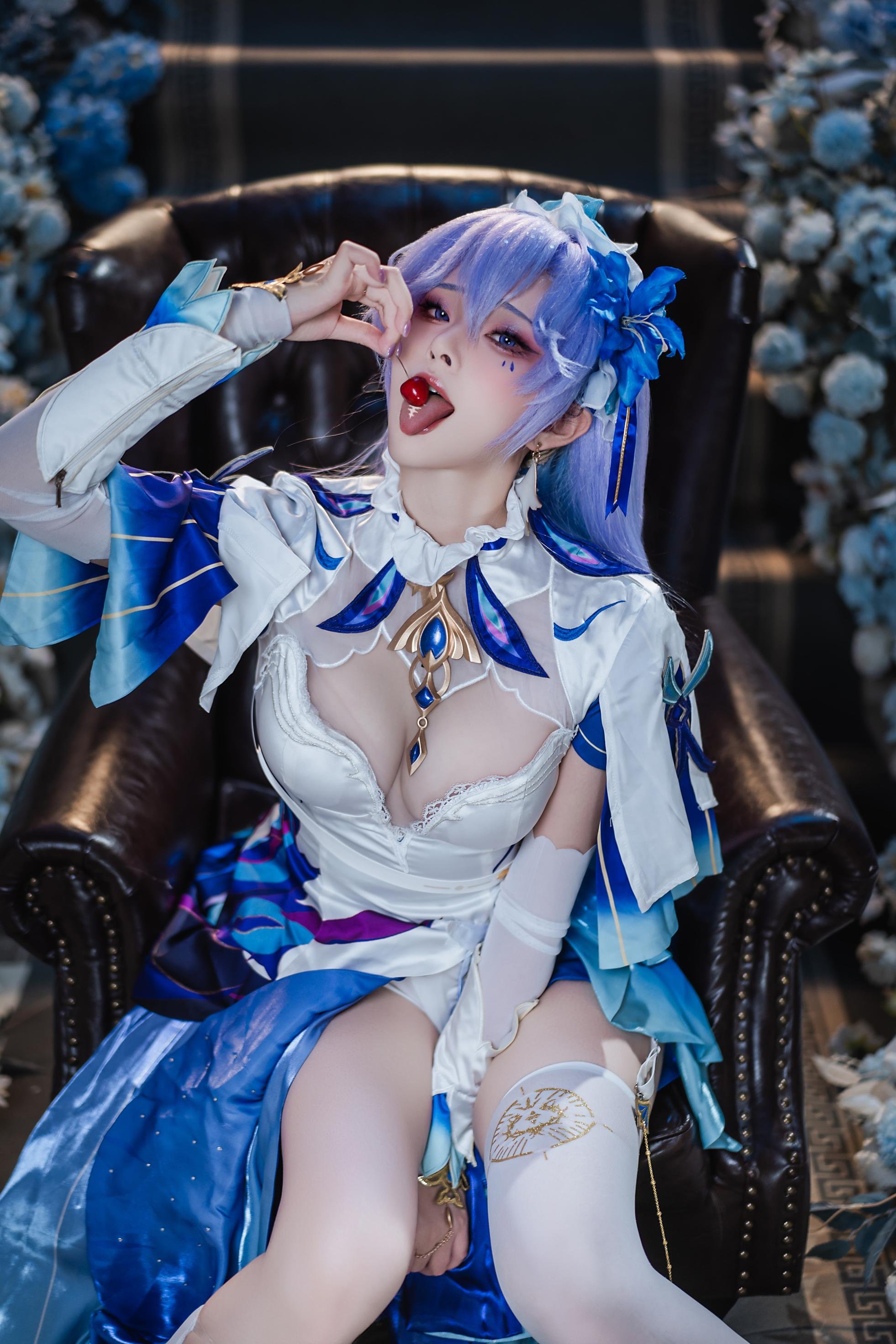 「[Cosplay] Natsuko夏夏子 - 鳴潮坎特蕾拉：藍白禮裝白絲露穴珍珠內衣還原 72P」