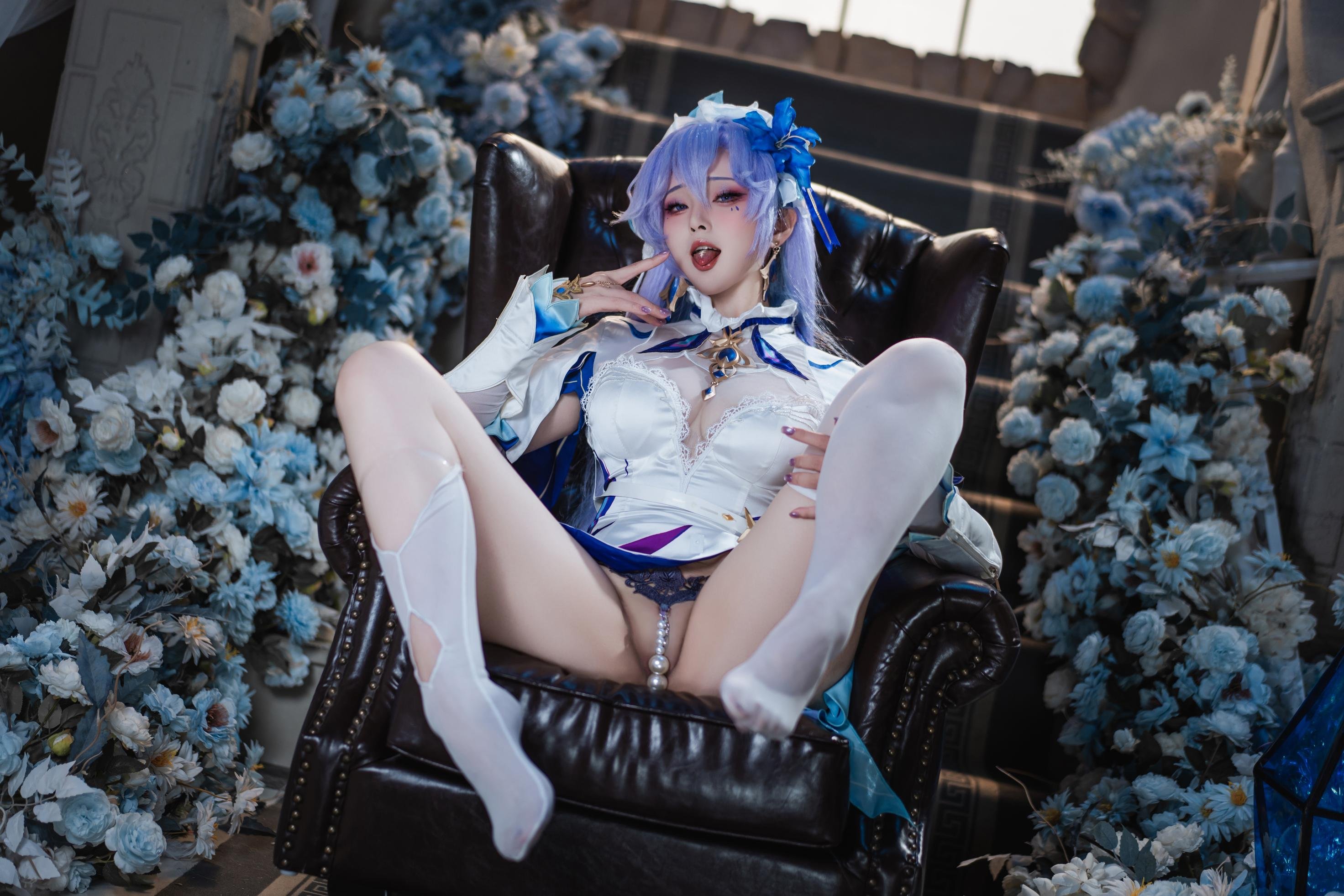 「[Cosplay] Natsuko夏夏子 - 鳴潮坎特蕾拉：藍白禮裝白絲露穴珍珠內衣還原 72P」