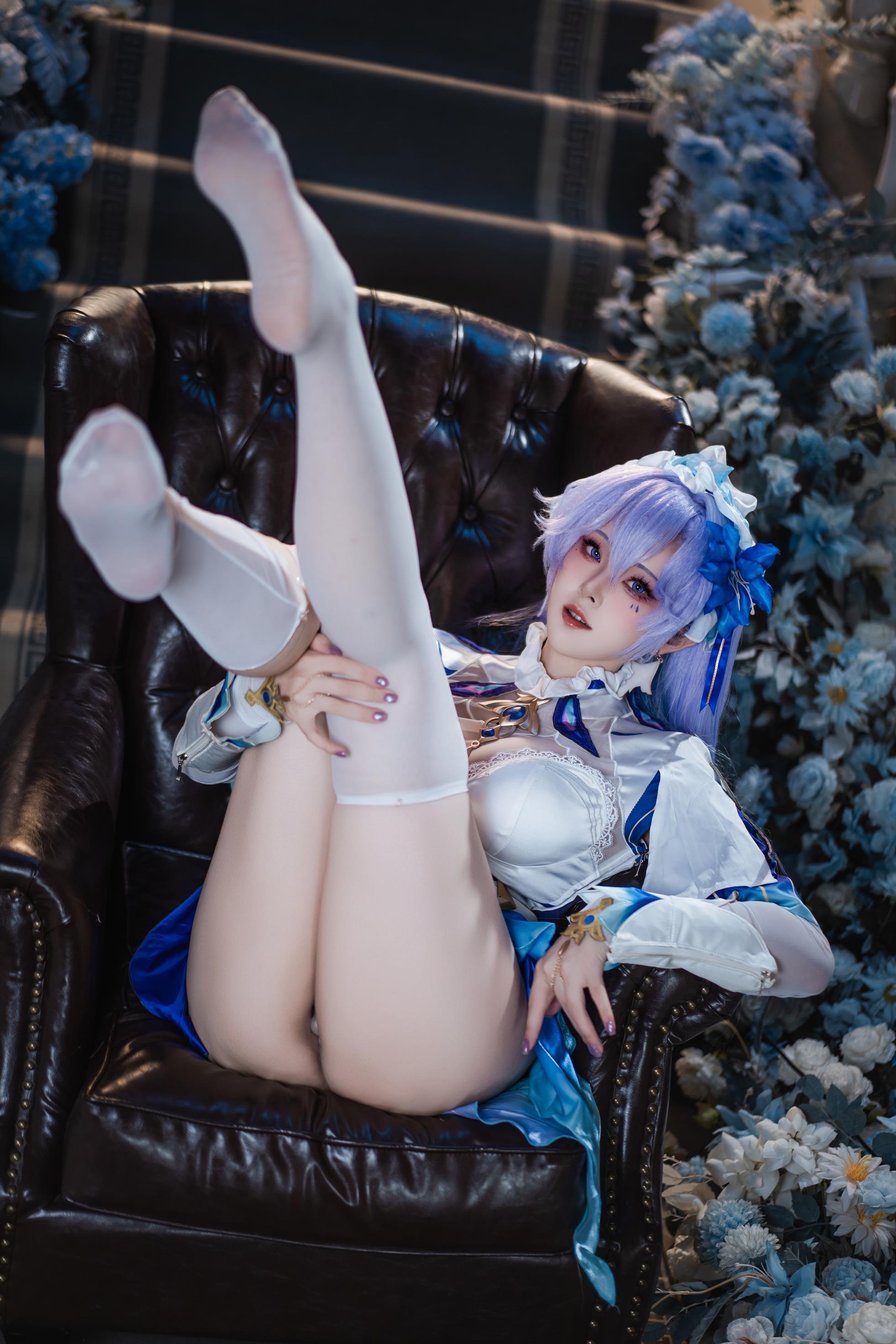 「[Cosplay] Natsuko夏夏子 - 鳴潮坎特蕾拉：藍白禮裝白絲露穴珍珠內衣還原 72P」