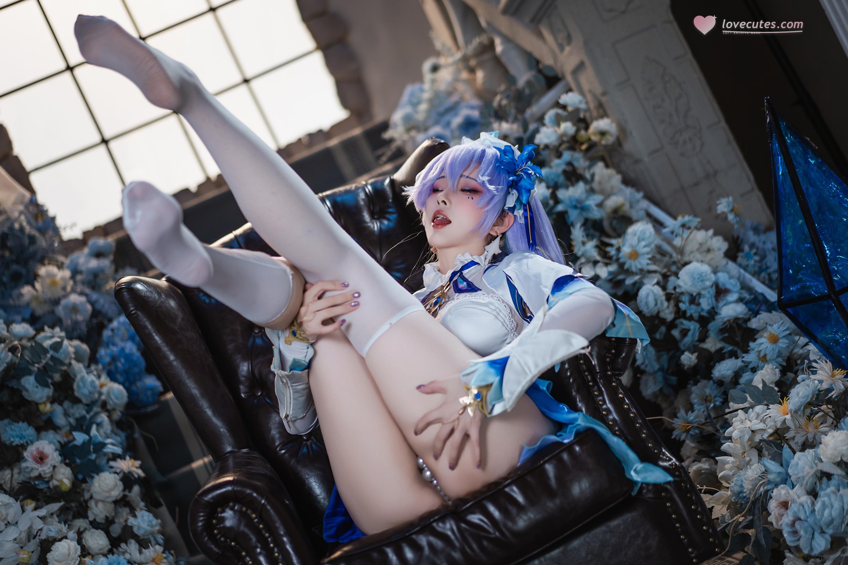 「[Cosplay] Natsuko夏夏子 - 鳴潮坎特蕾拉：藍白禮裝白絲露穴珍珠內衣還原 72P」