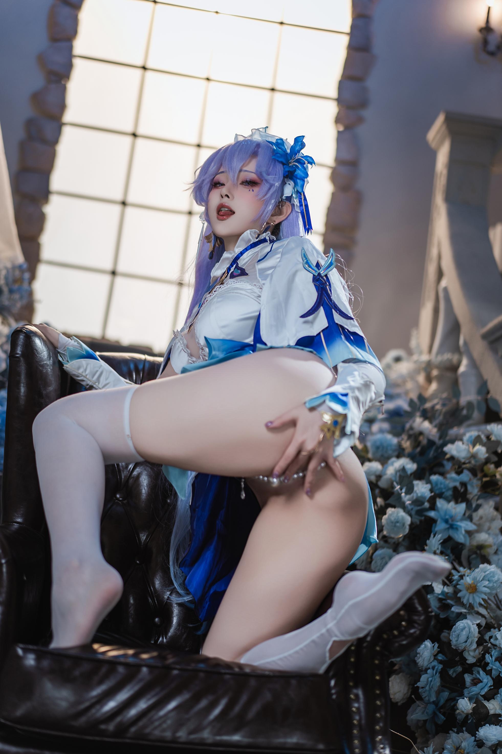 「[Cosplay] Natsuko夏夏子 - 鳴潮坎特蕾拉：藍白禮裝白絲露穴珍珠內衣還原 72P」