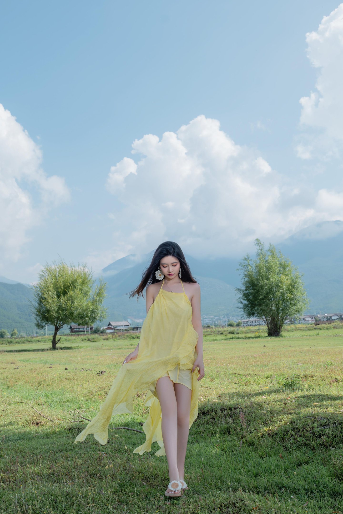 [写真] 年年Nnian - 緑の草原と黄色の布：美脚と露出のアウトドア撮影 83P