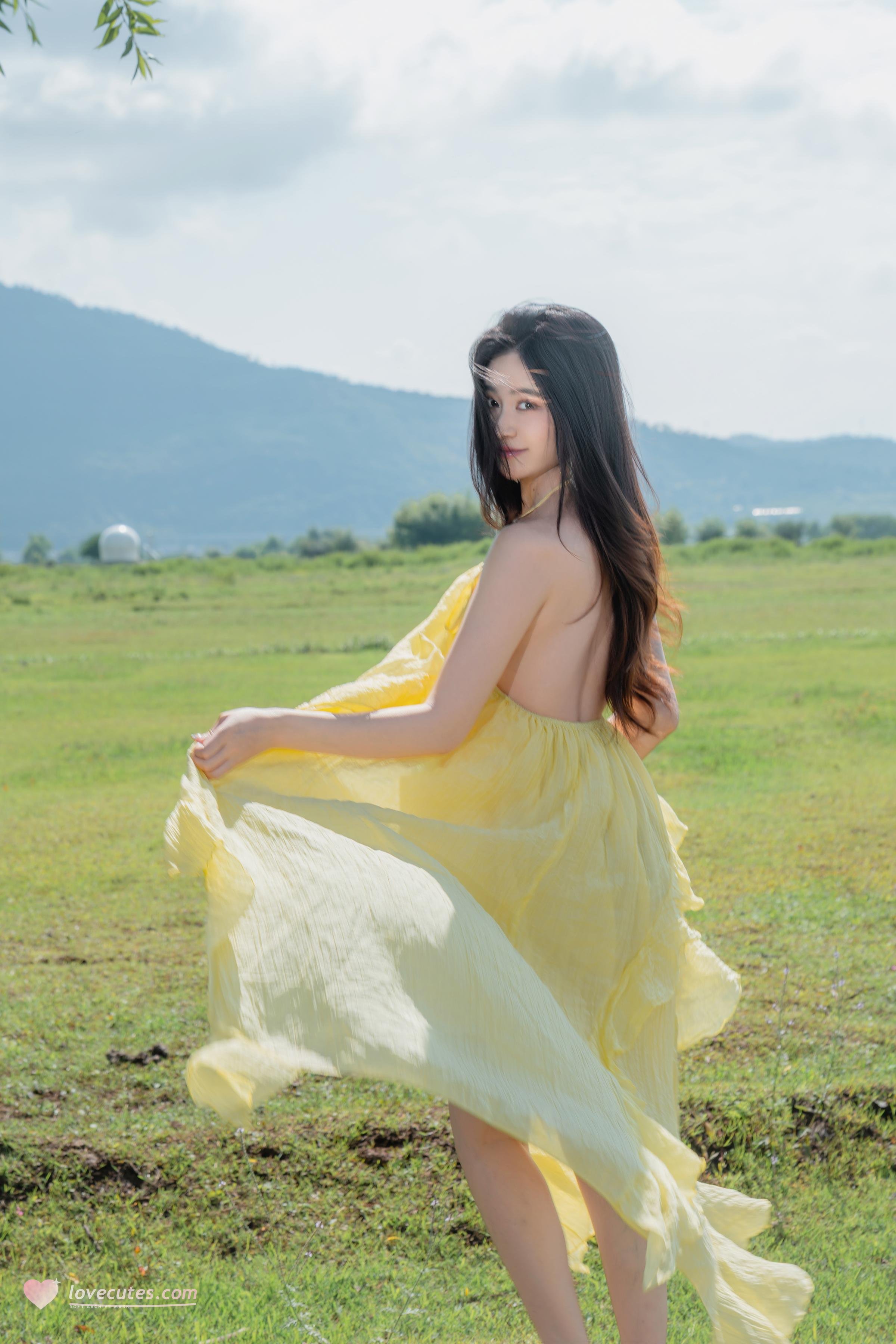 [写真] 年年Nnian - 緑の草原と黄色の布：美脚と露出のアウトドア撮影 83P
