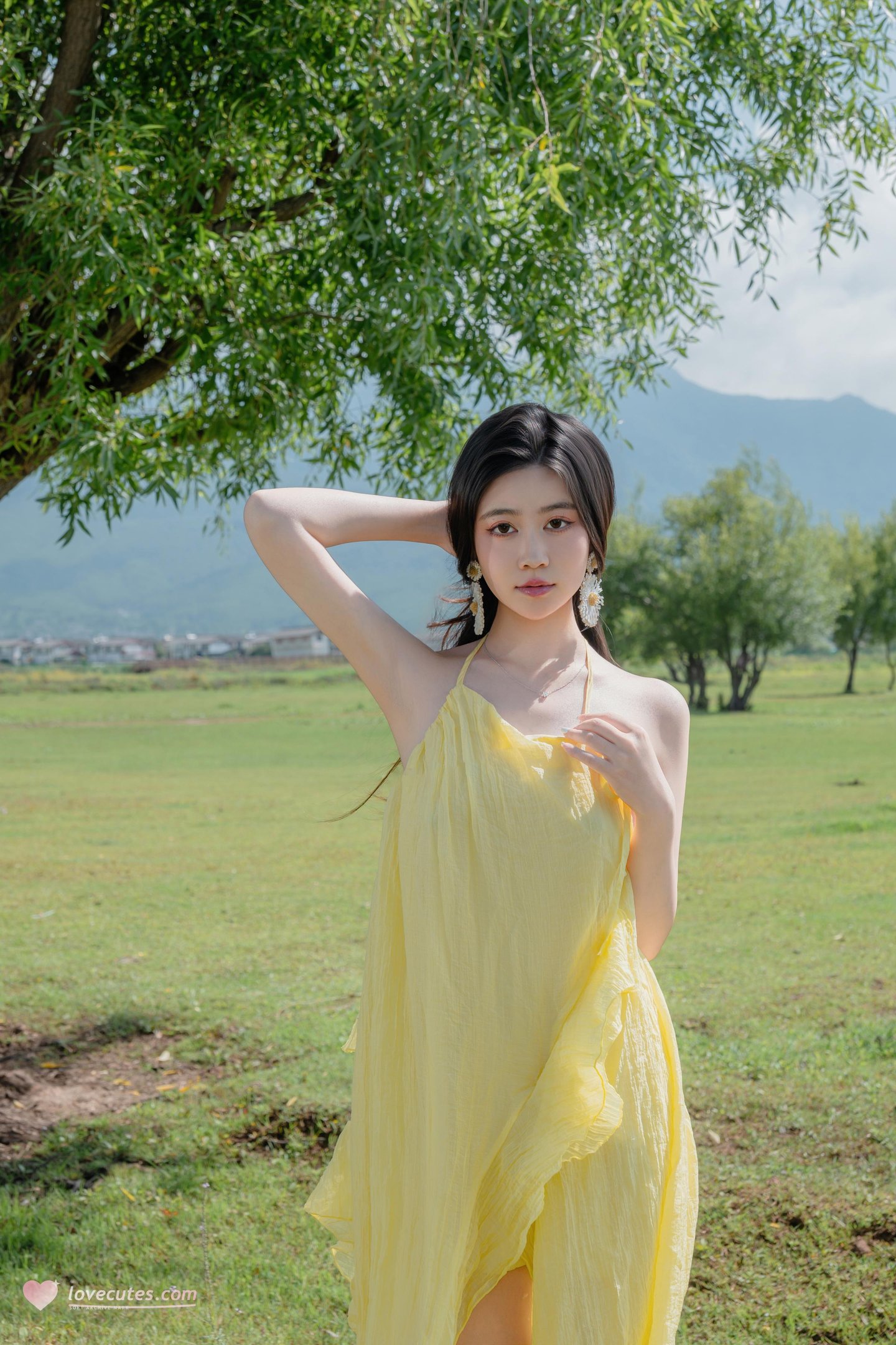 [写真] 年年Nnian - 緑の草原と黄色の布：美脚と露出のアウトドア撮影 83P