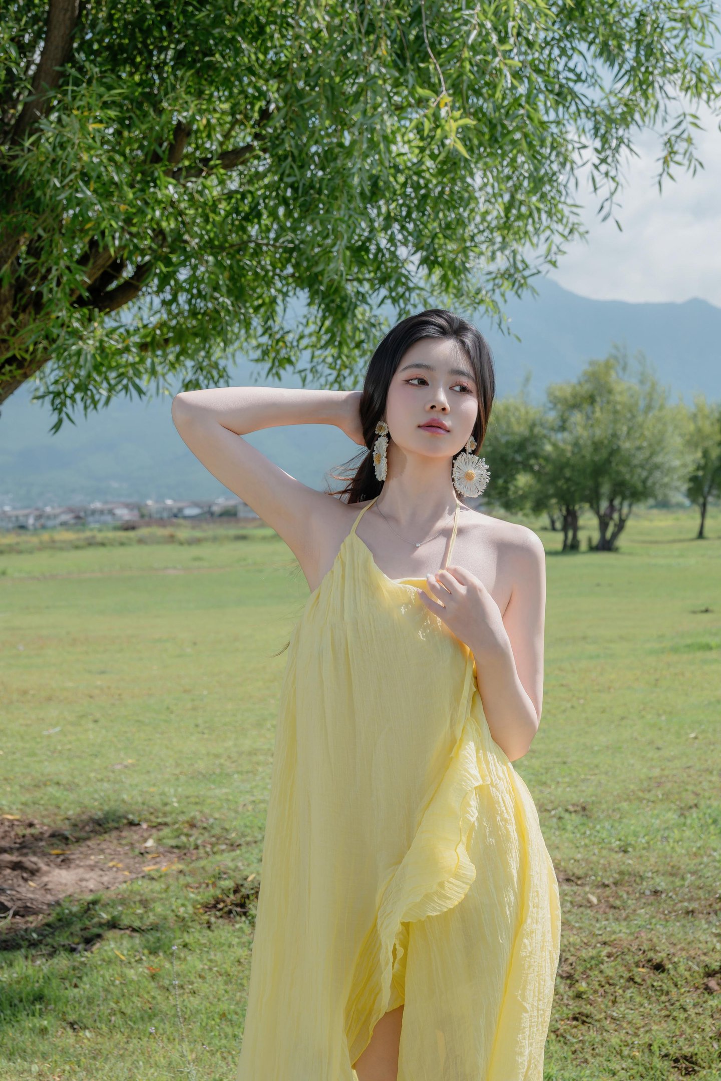 [写真] 年年Nnian - 緑の草原と黄色の布：美脚と露出のアウトドア撮影 83P