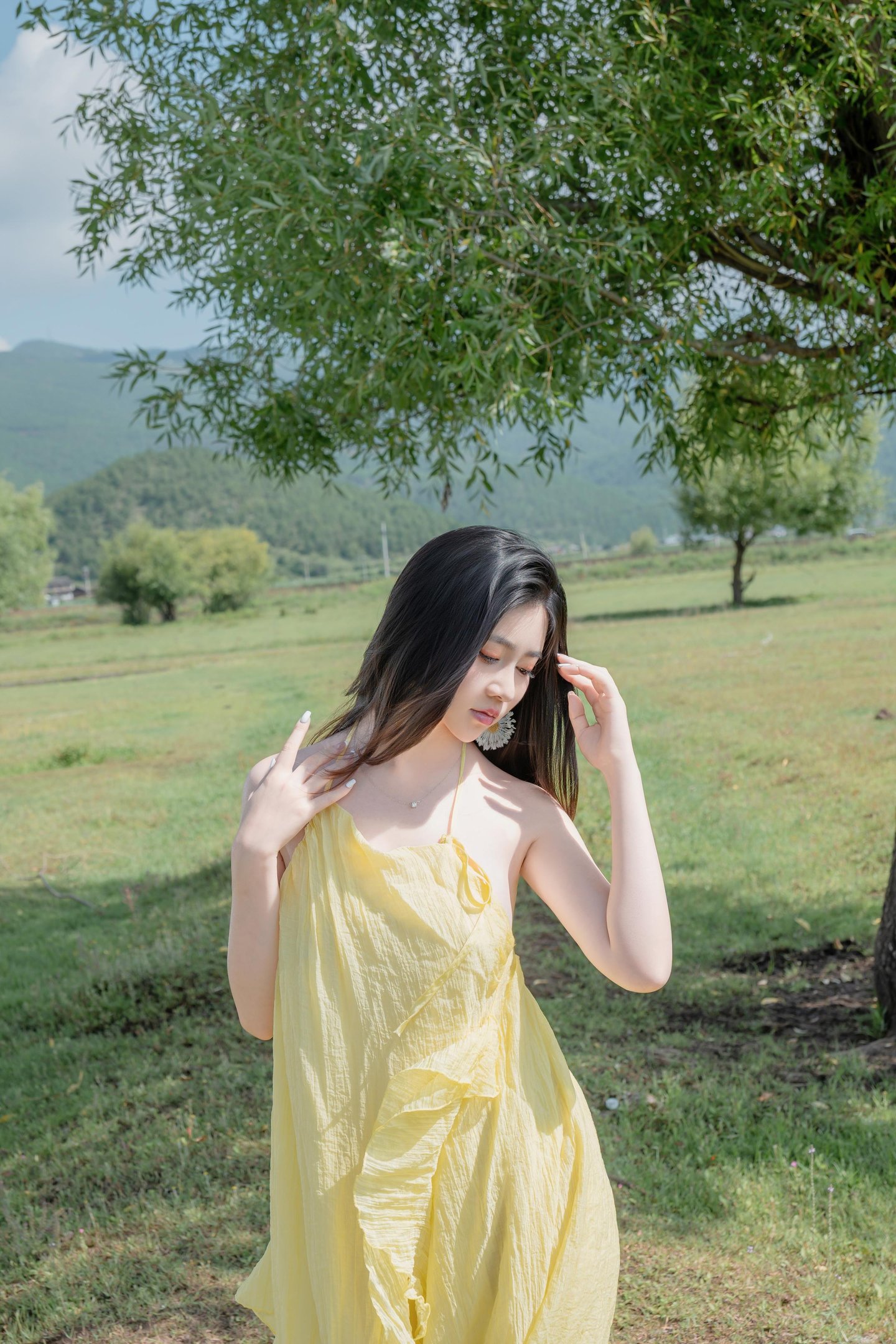 [写真] 年年Nnian - 緑の草原と黄色の布：美脚と露出のアウトドア撮影 83P