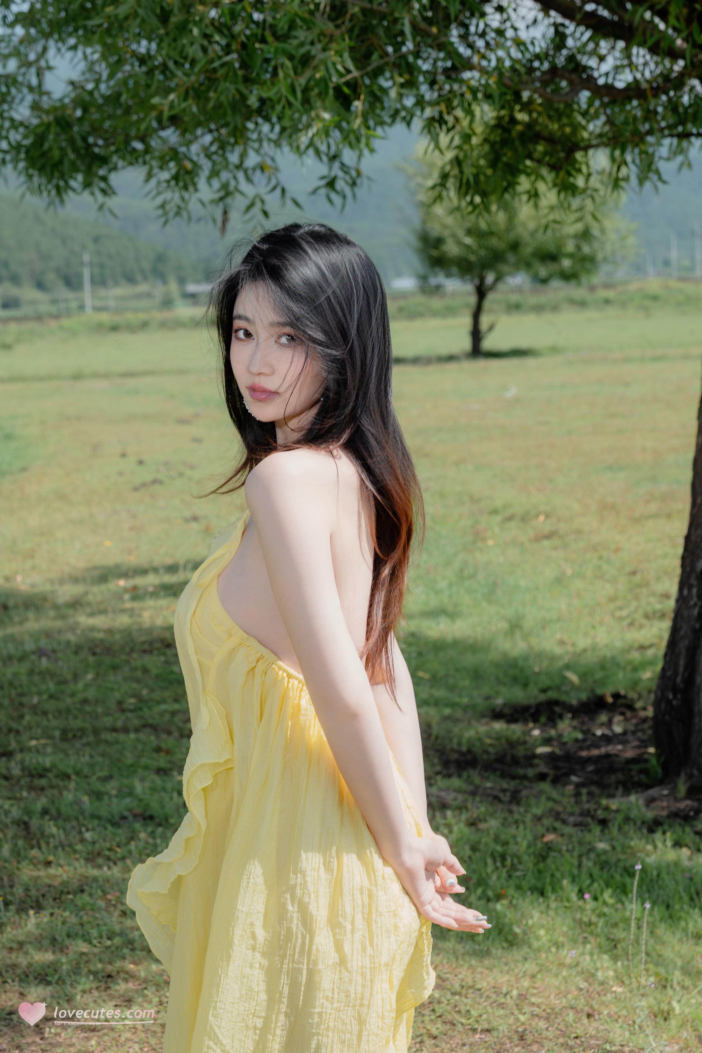 [Photos] Nnian - Green Field Yellow Veil: Outdoor Nude Shoot with Stunning Legs 83P