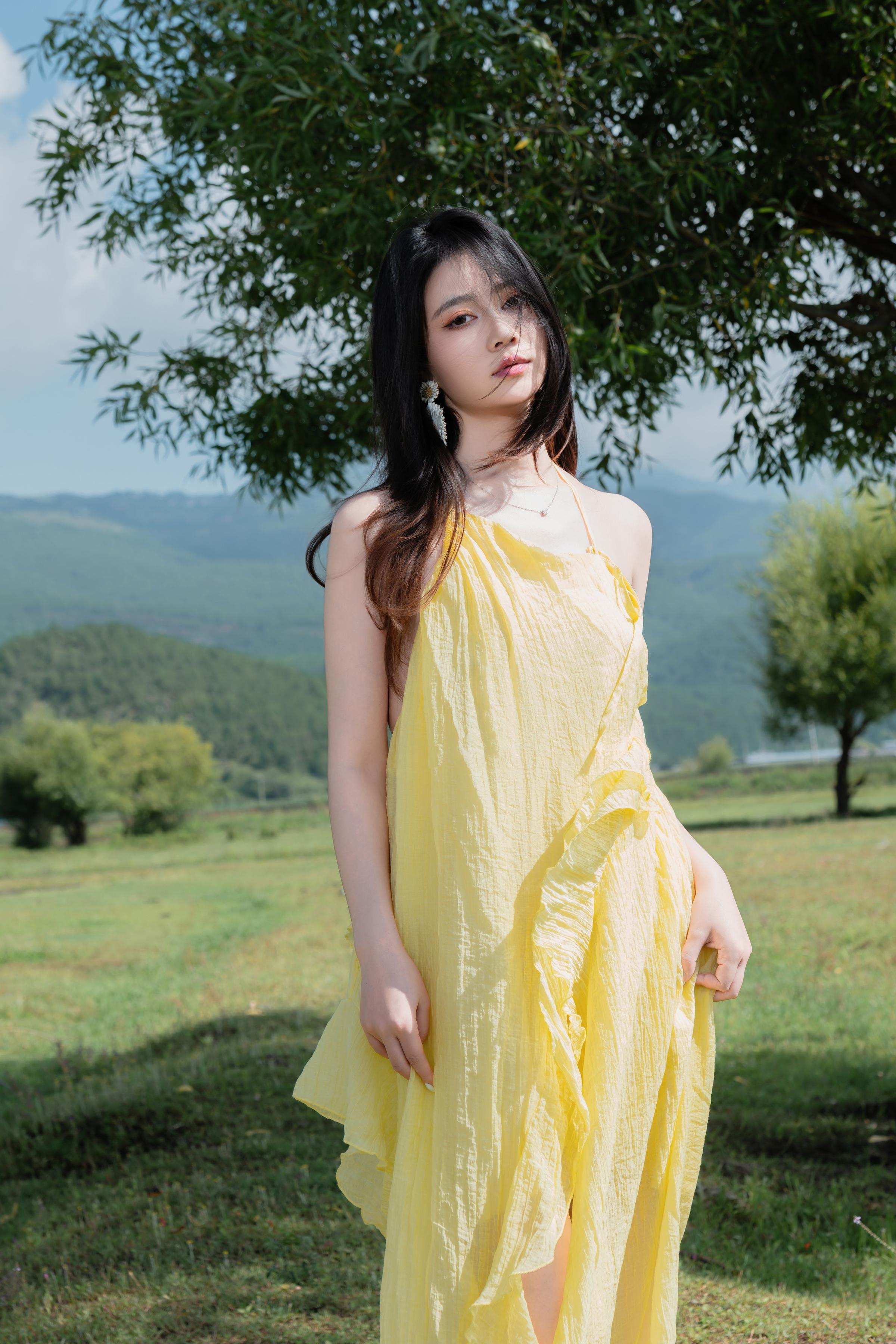 [Photos] Nnian - Green Field Yellow Veil: Outdoor Nude Shoot with Stunning Legs 83P