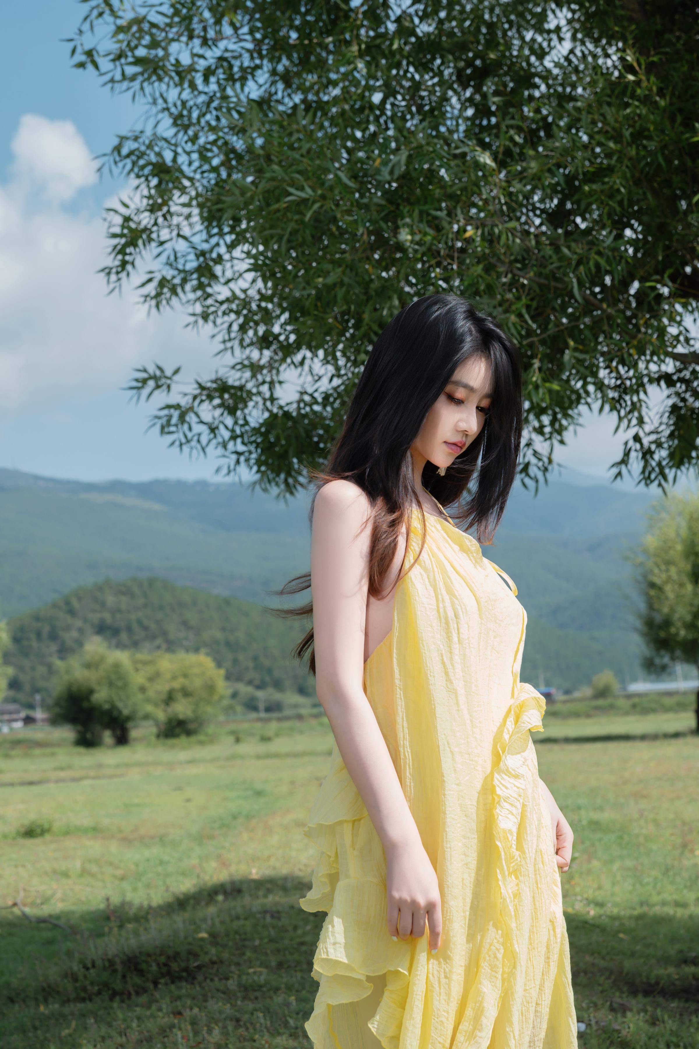 [Photos] Nnian - Green Field Yellow Veil: Outdoor Nude Shoot with Stunning Legs 83P