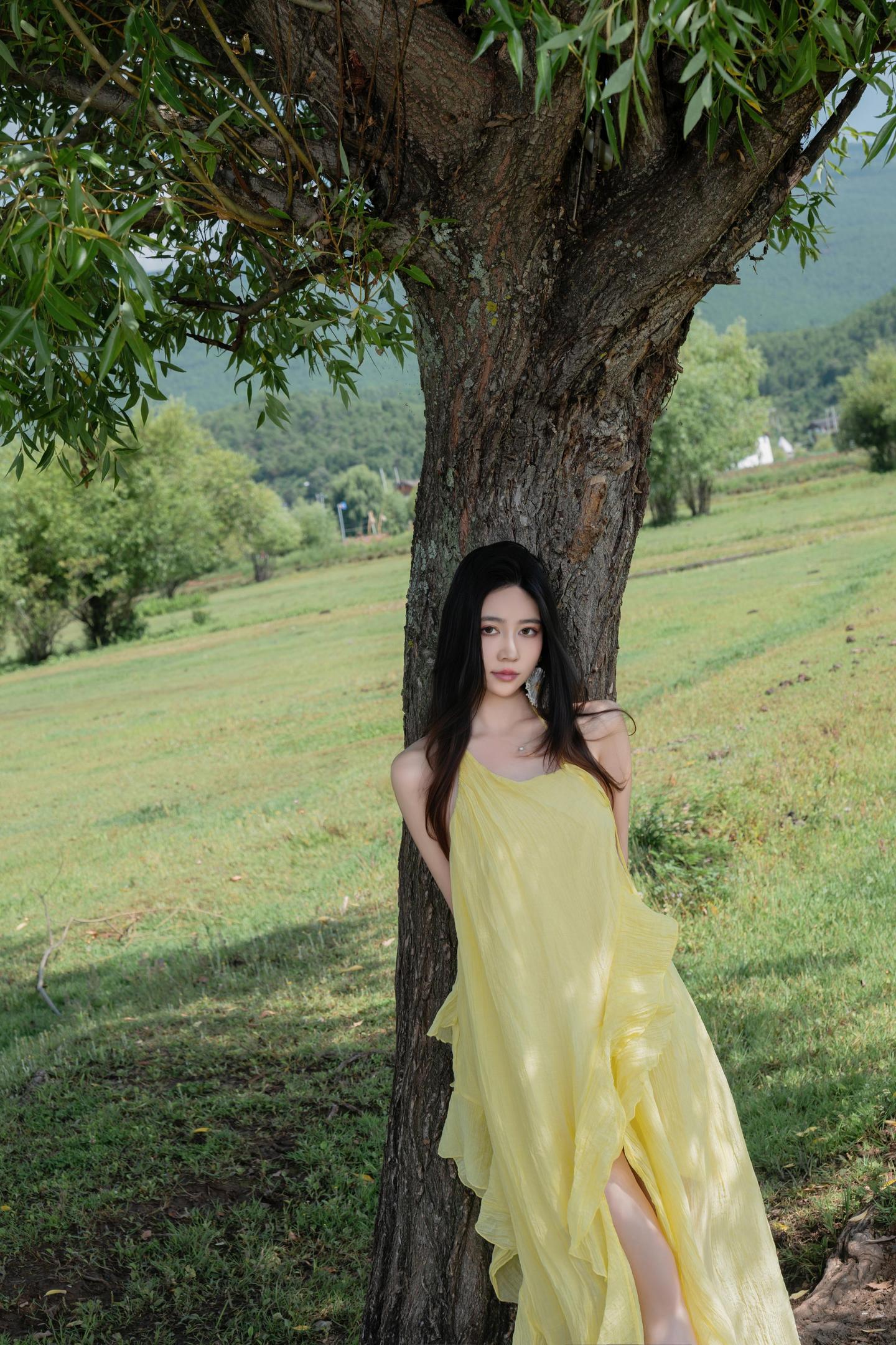 [Photos] Nnian - Green Field Yellow Veil: Outdoor Nude Shoot with Stunning Legs 83P