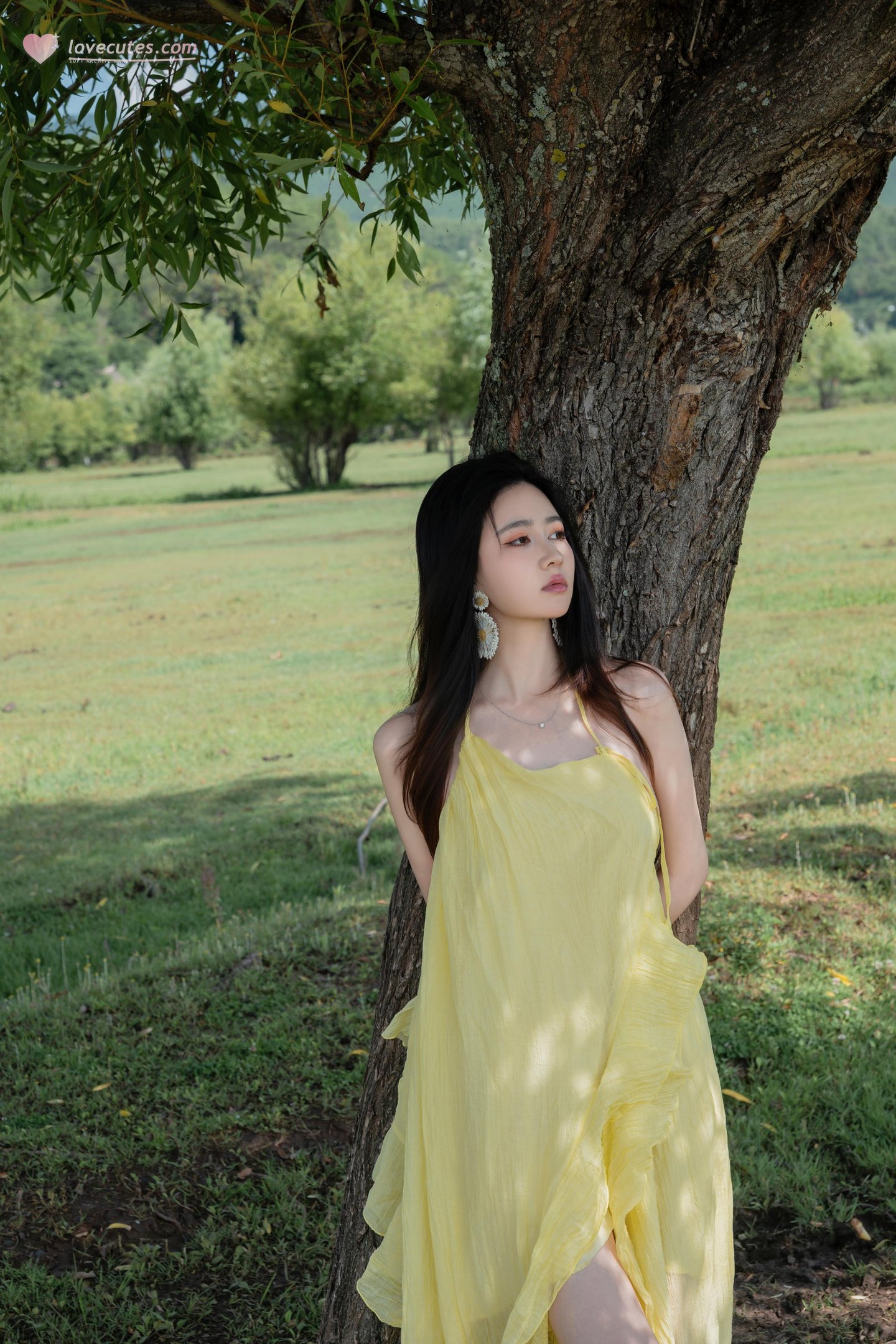 [Photos] Nnian - Green Field Yellow Veil: Outdoor Nude Shoot with Stunning Legs 83P