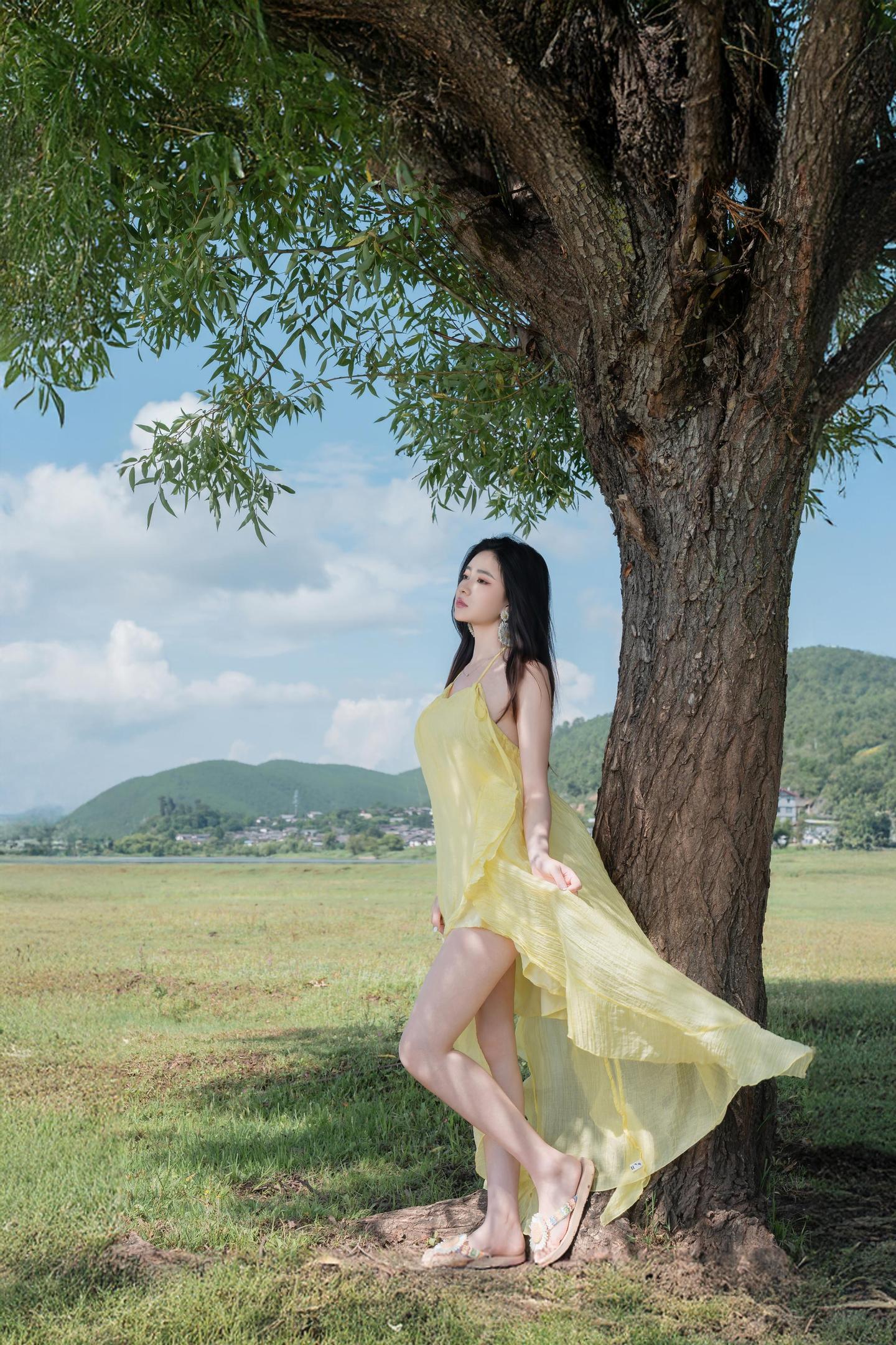 [Photos] Nnian - Green Field Yellow Veil: Outdoor Nude Shoot with Stunning Legs 83P