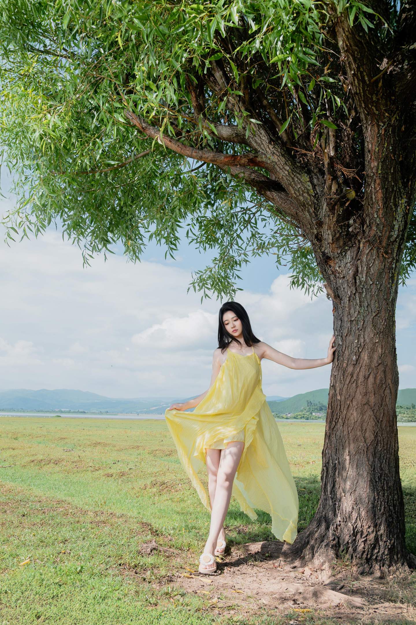 [Photos] Nnian - Green Field Yellow Veil: Outdoor Nude Shoot with Stunning Legs 83P