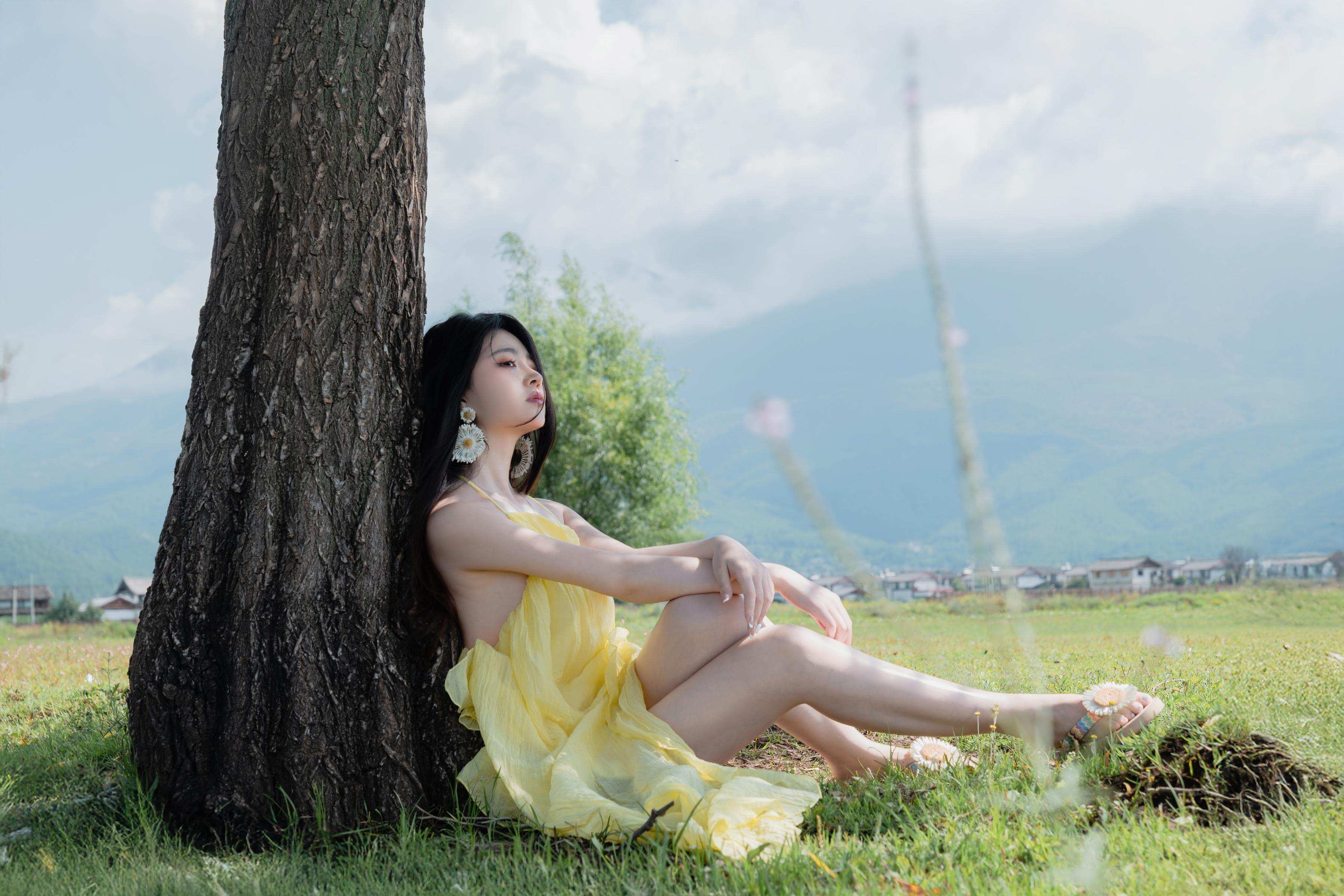 [Ảnh] Nnian - Lụa Vàng Cỏ Xanh: Lộ Ngực Đẹp, Chân Dài Trên Cỏ, Chụp Ngoài Trời 83P