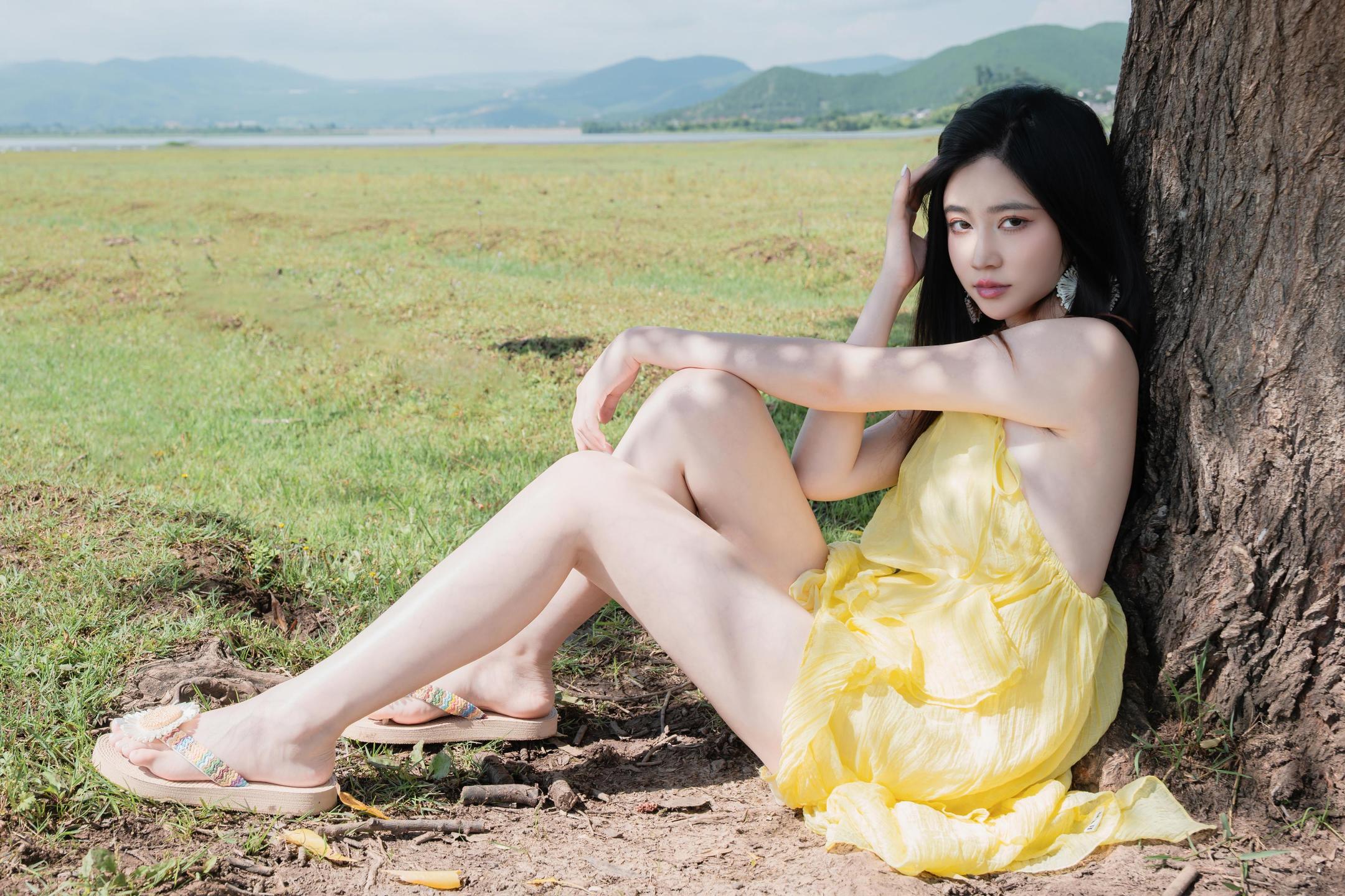 [Ảnh] Nnian - Lụa Vàng Cỏ Xanh: Lộ Ngực Đẹp, Chân Dài Trên Cỏ, Chụp Ngoài Trời 83P