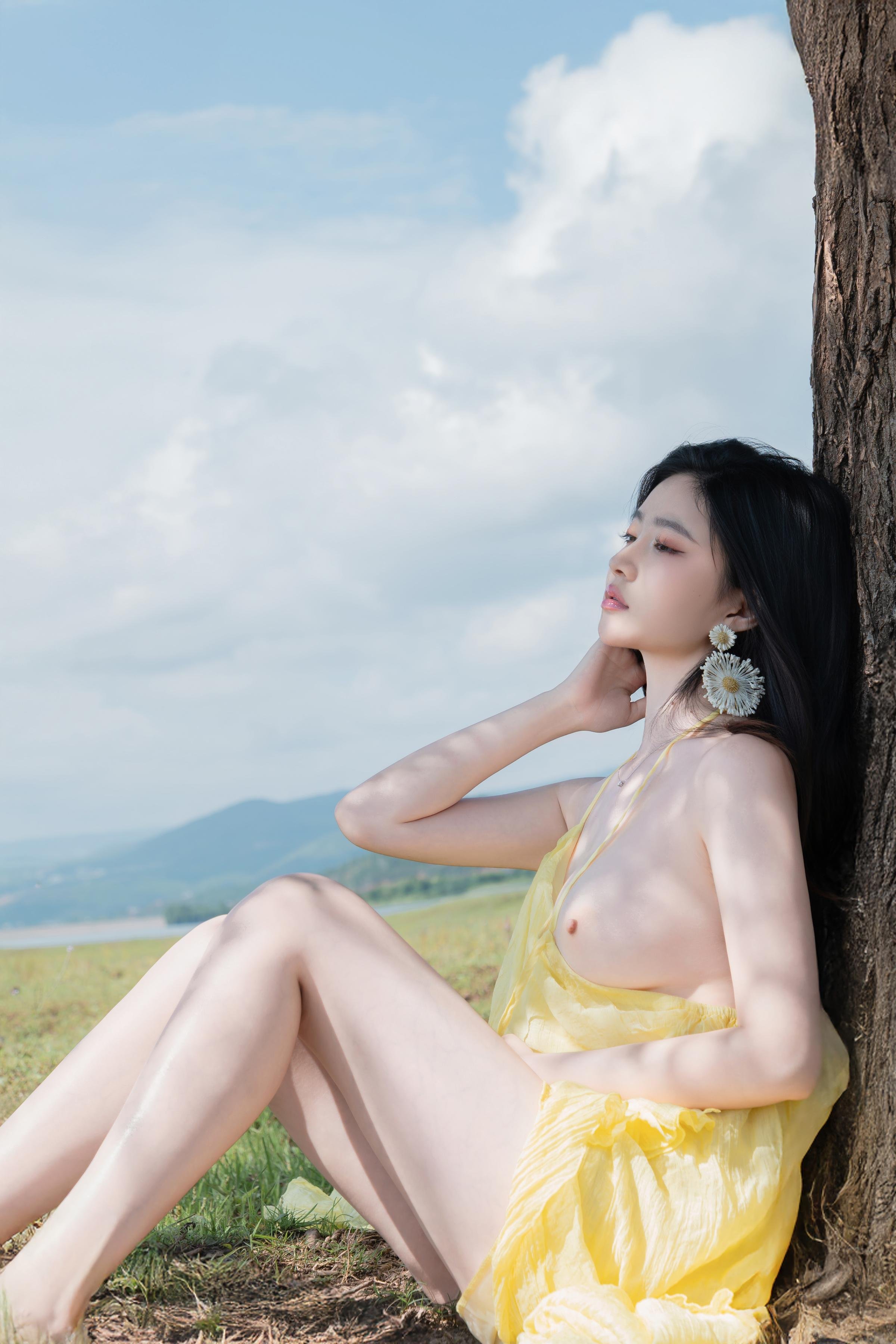 [Ảnh] Nnian - Lụa Vàng Cỏ Xanh: Lộ Ngực Đẹp, Chân Dài Trên Cỏ, Chụp Ngoài Trời 83P