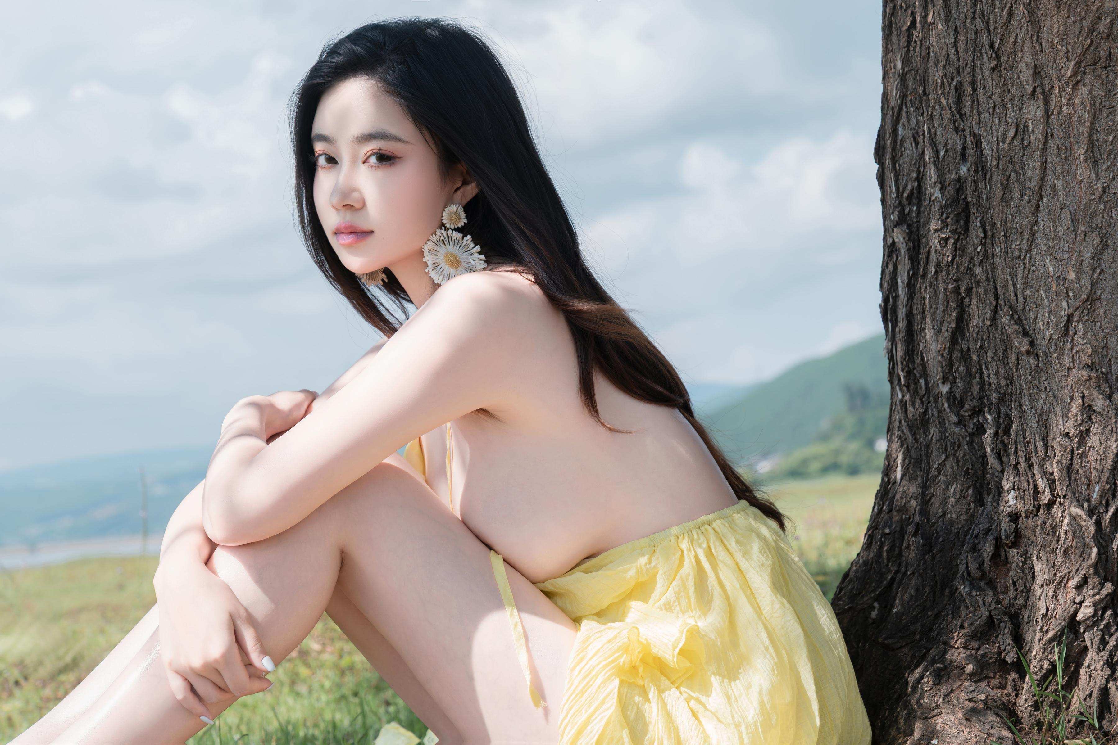 [Ảnh] Nnian - Lụa Vàng Cỏ Xanh: Lộ Ngực Đẹp, Chân Dài Trên Cỏ, Chụp Ngoài Trời 83P