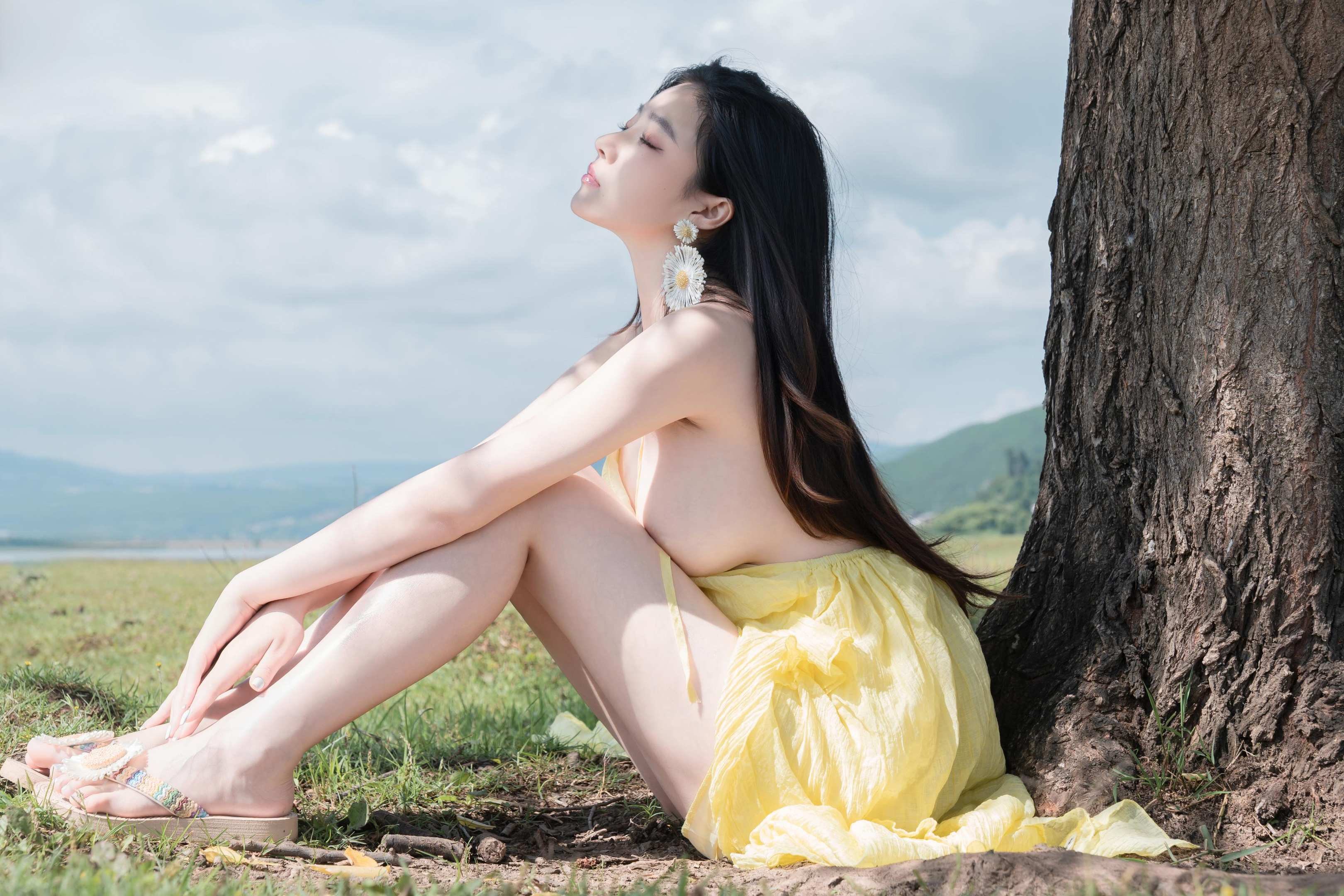 [Ảnh] Nnian - Lụa Vàng Cỏ Xanh: Lộ Ngực Đẹp, Chân Dài Trên Cỏ, Chụp Ngoài Trời 83P