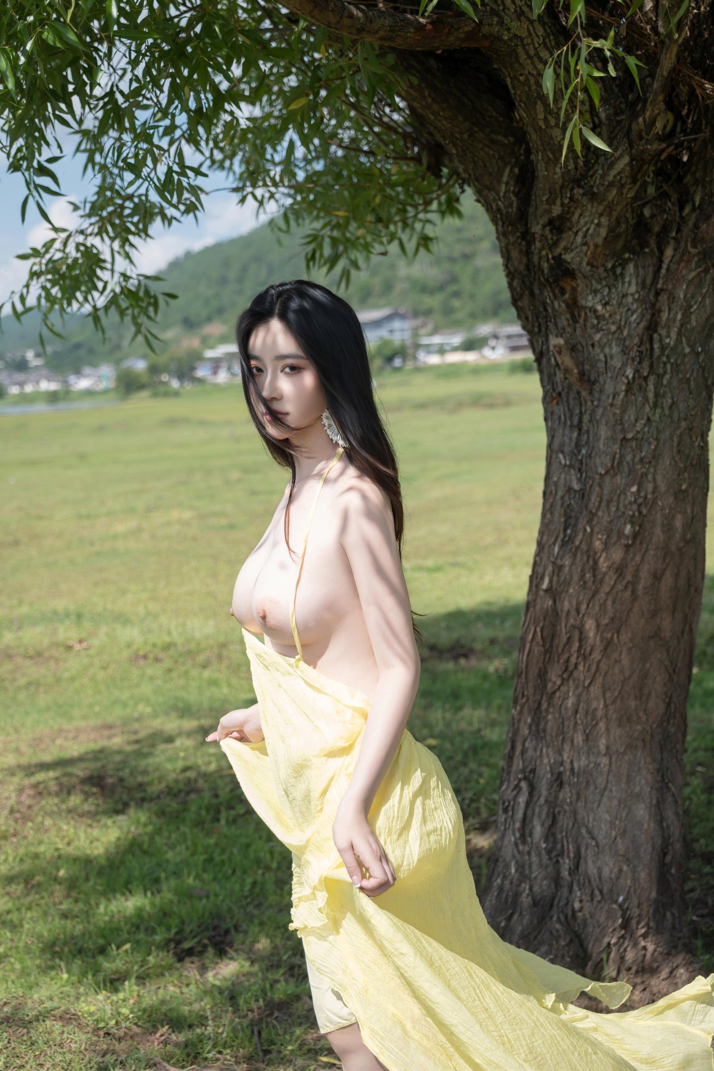 [写真] 年年Nnian - 緑の草原と黄色の布：美脚と露出のアウトドア撮影 83P