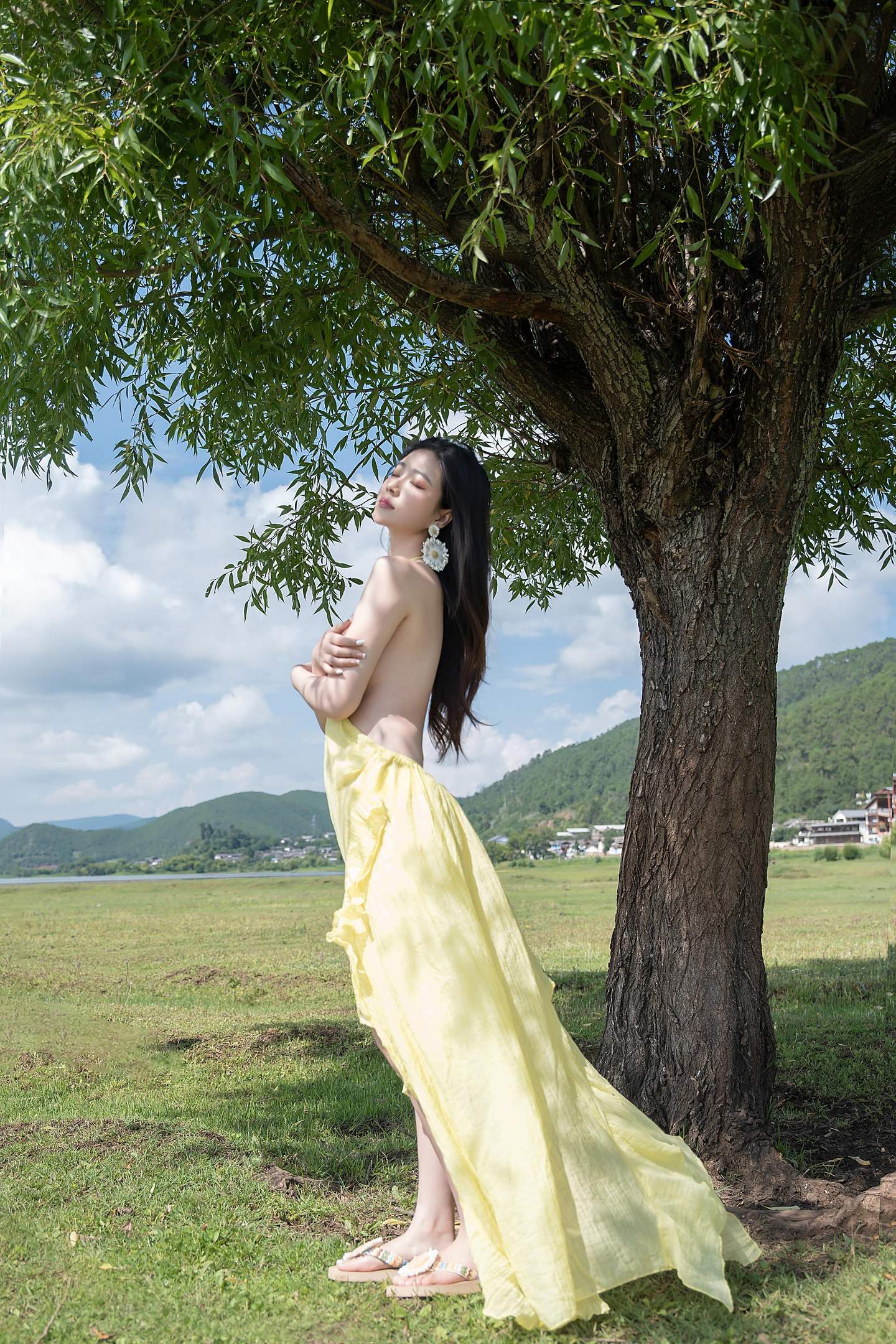 [写真] 年年Nnian - 緑の草原と黄色の布：美脚と露出のアウトドア撮影 83P