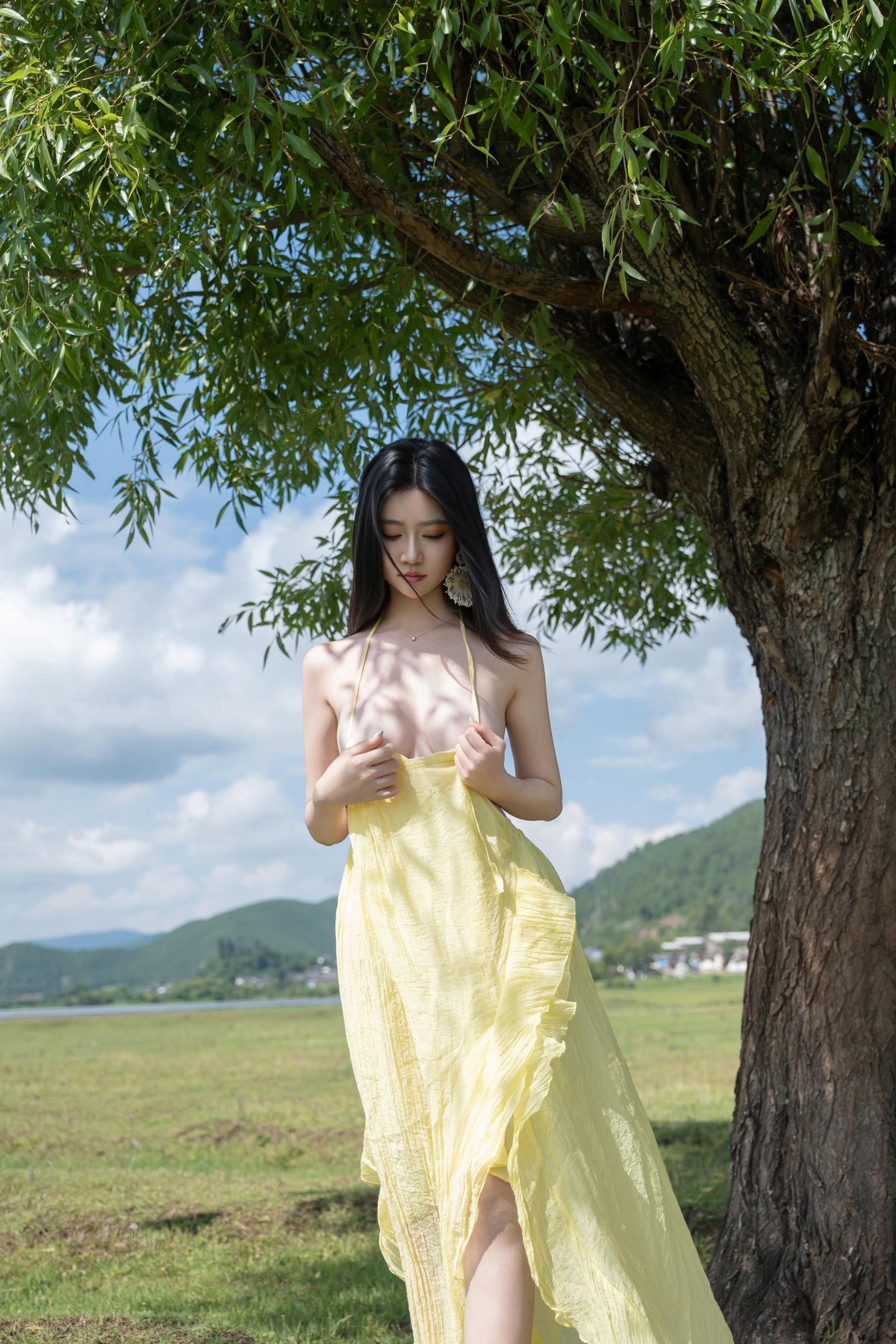 [写真] 年年Nnian - 緑の草原と黄色の布：美脚と露出のアウトドア撮影 83P