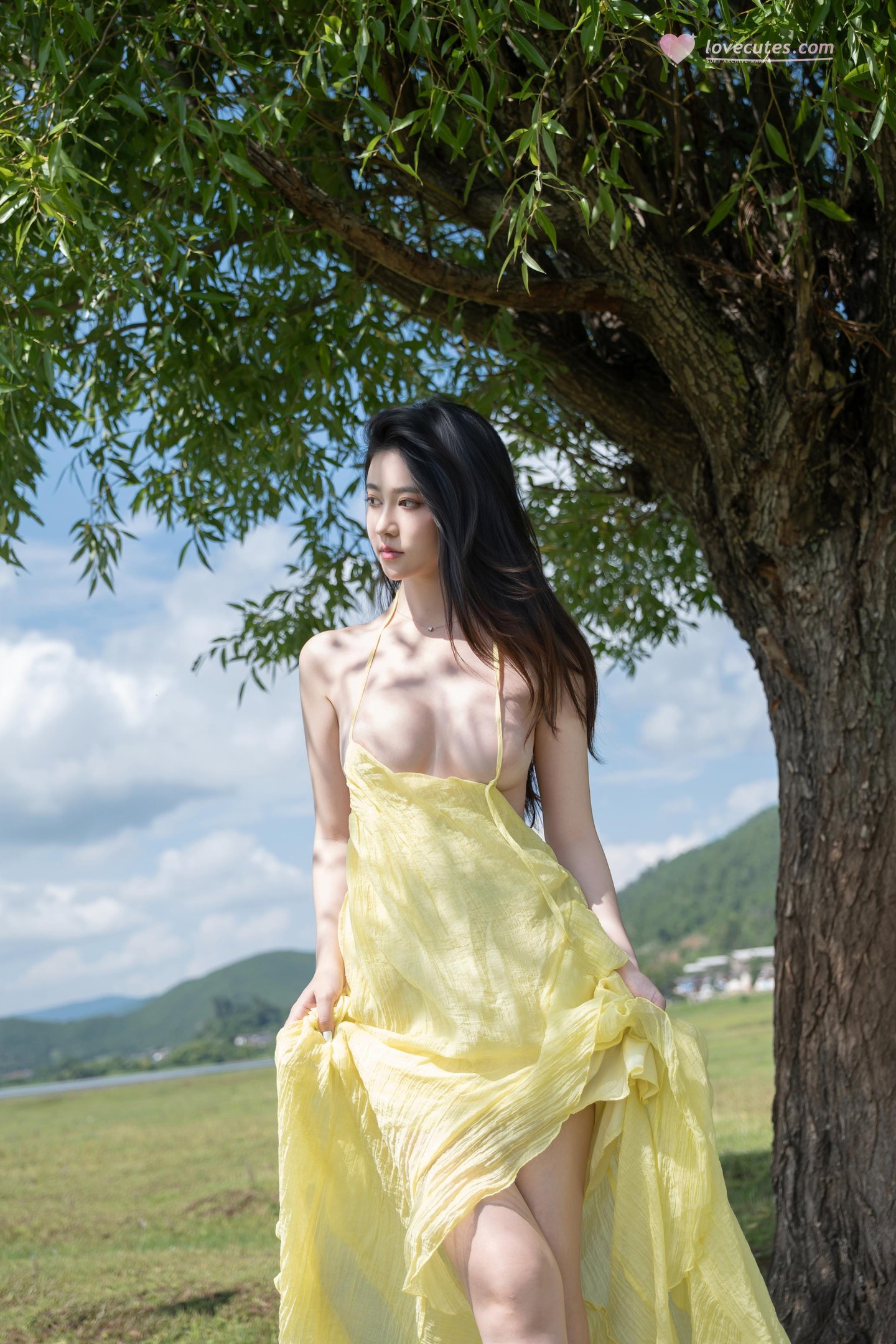 [Photos] Nnian - Green Field Yellow Veil: Outdoor Nude Shoot with Stunning Legs 83P