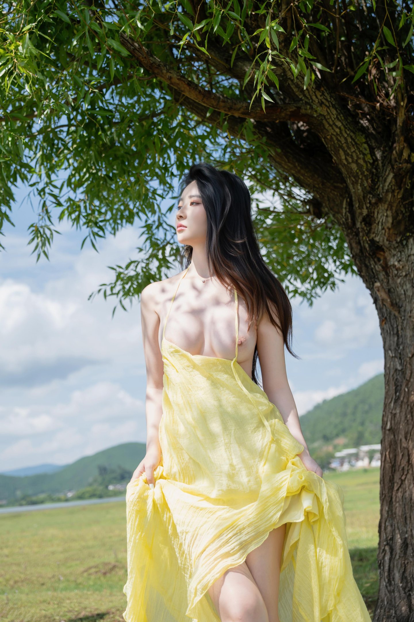 [Photos] Nnian - Green Field Yellow Veil: Outdoor Nude Shoot with Stunning Legs 83P