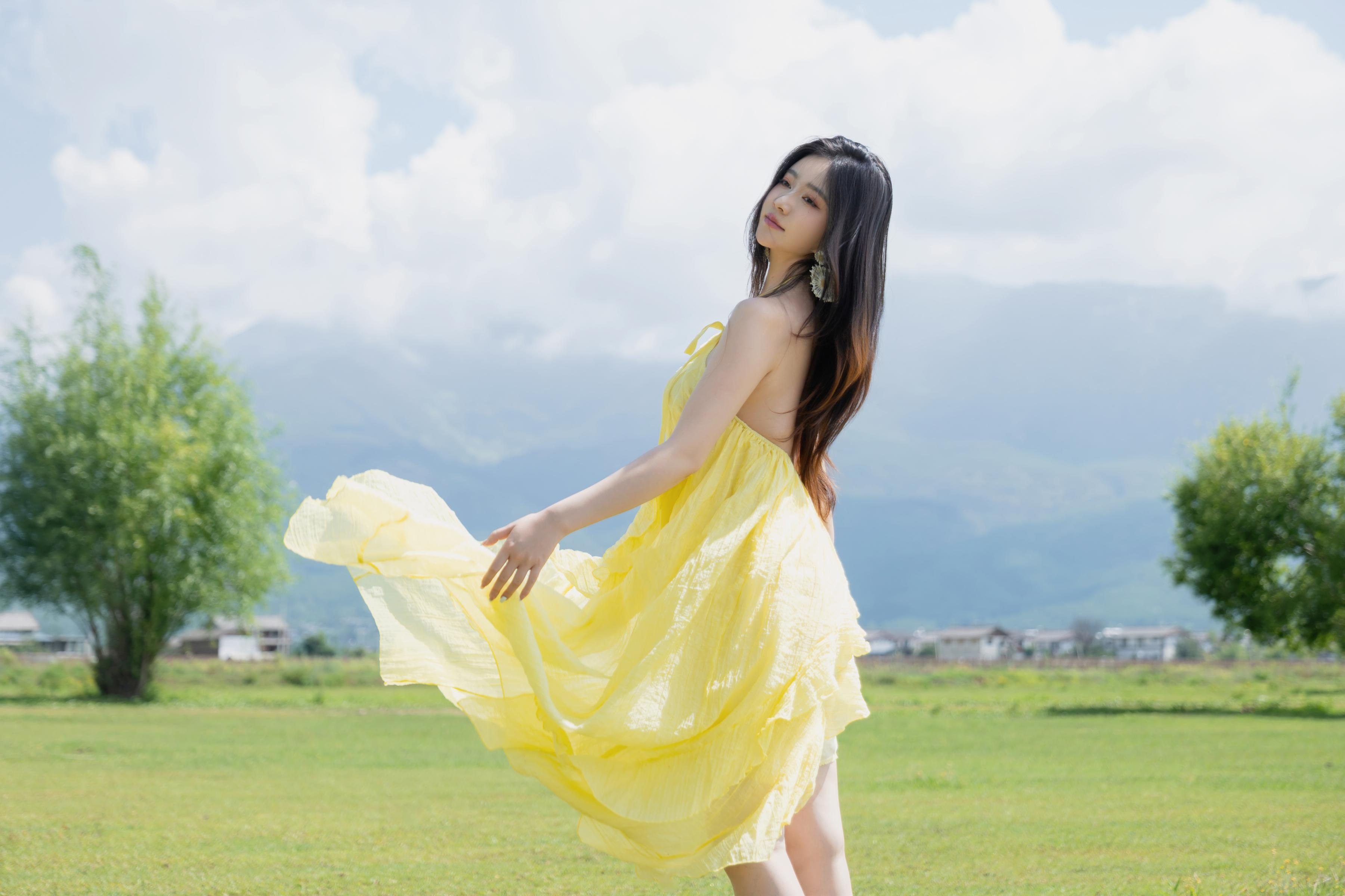 [Photos] Nnian - Green Field Yellow Veil: Outdoor Nude Shoot with Stunning Legs 83P