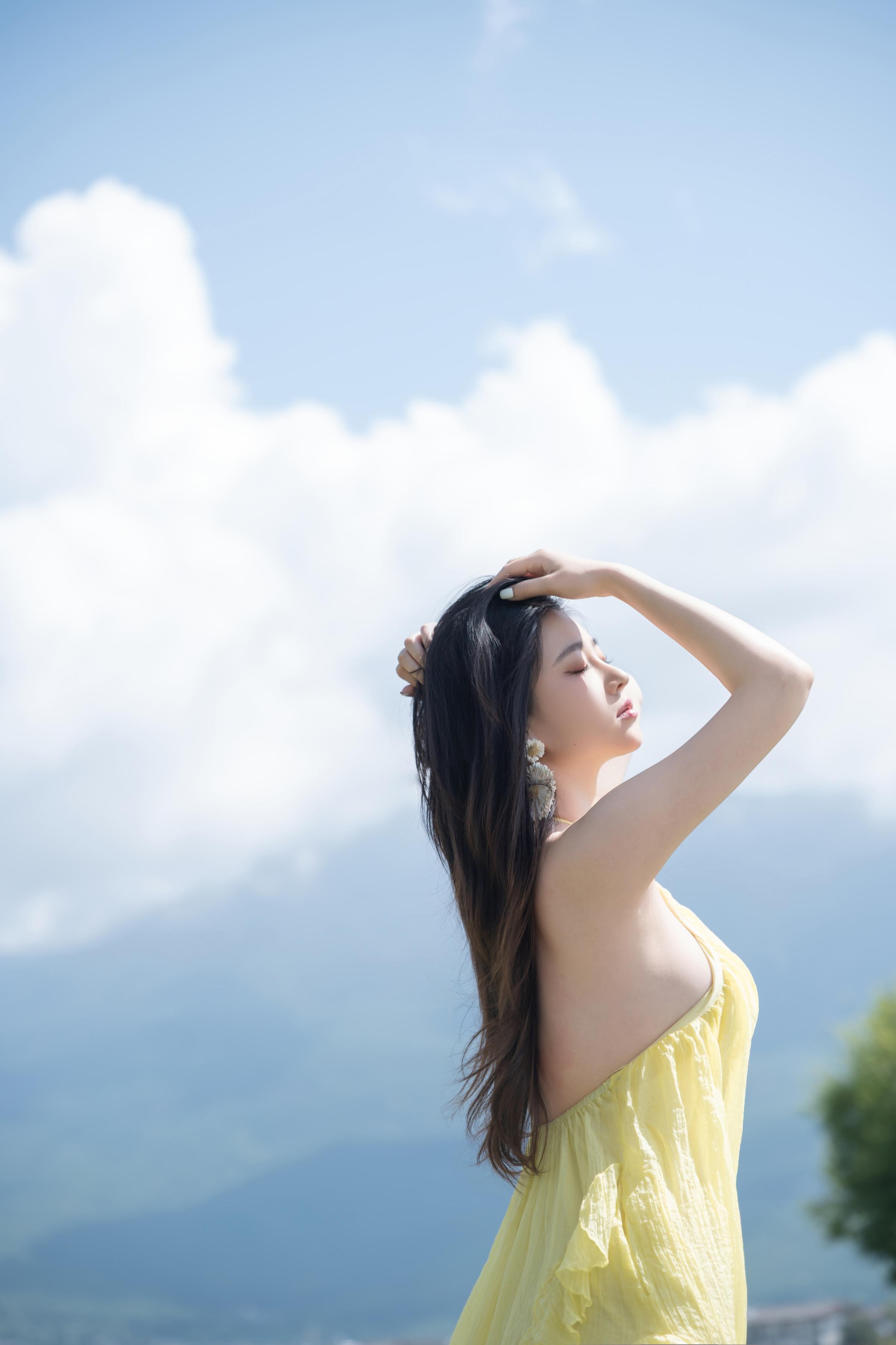 [Photos] Nnian - Green Field Yellow Veil: Outdoor Nude Shoot with Stunning Legs 83P