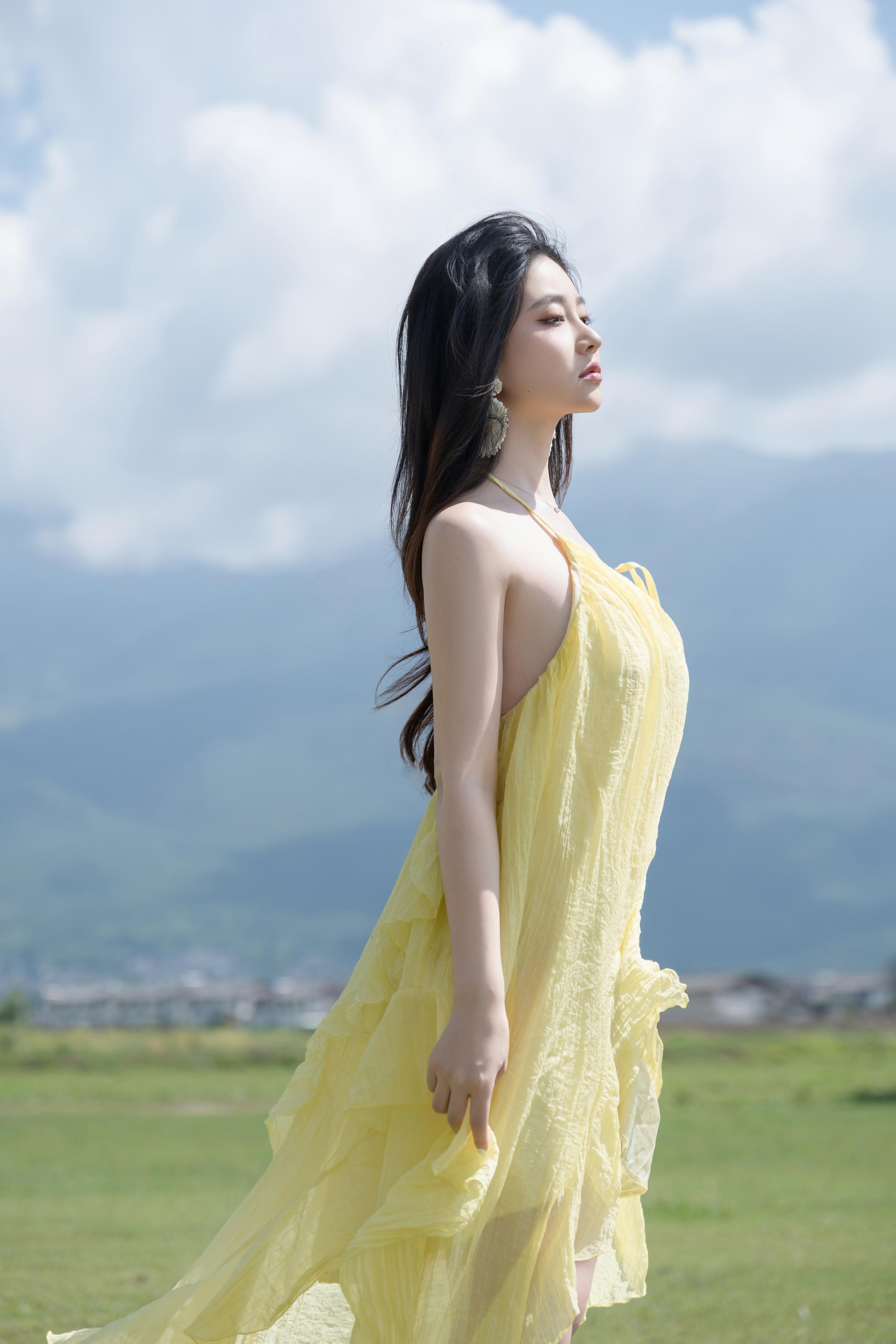 [Photos] Nnian - Green Field Yellow Veil: Outdoor Nude Shoot with Stunning Legs 83P