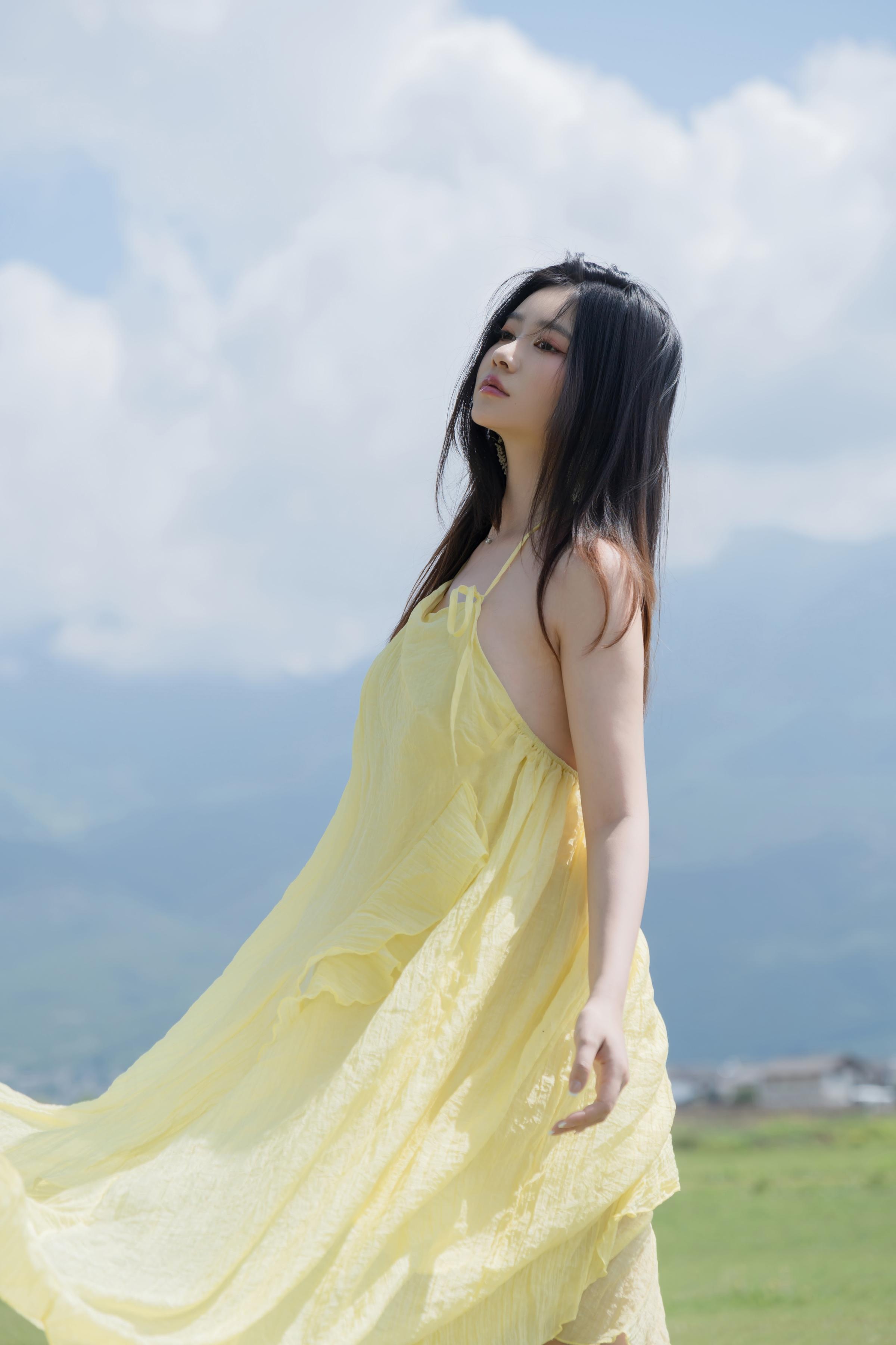[Photos] Nnian - Green Field Yellow Veil: Outdoor Nude Shoot with Stunning Legs 83P