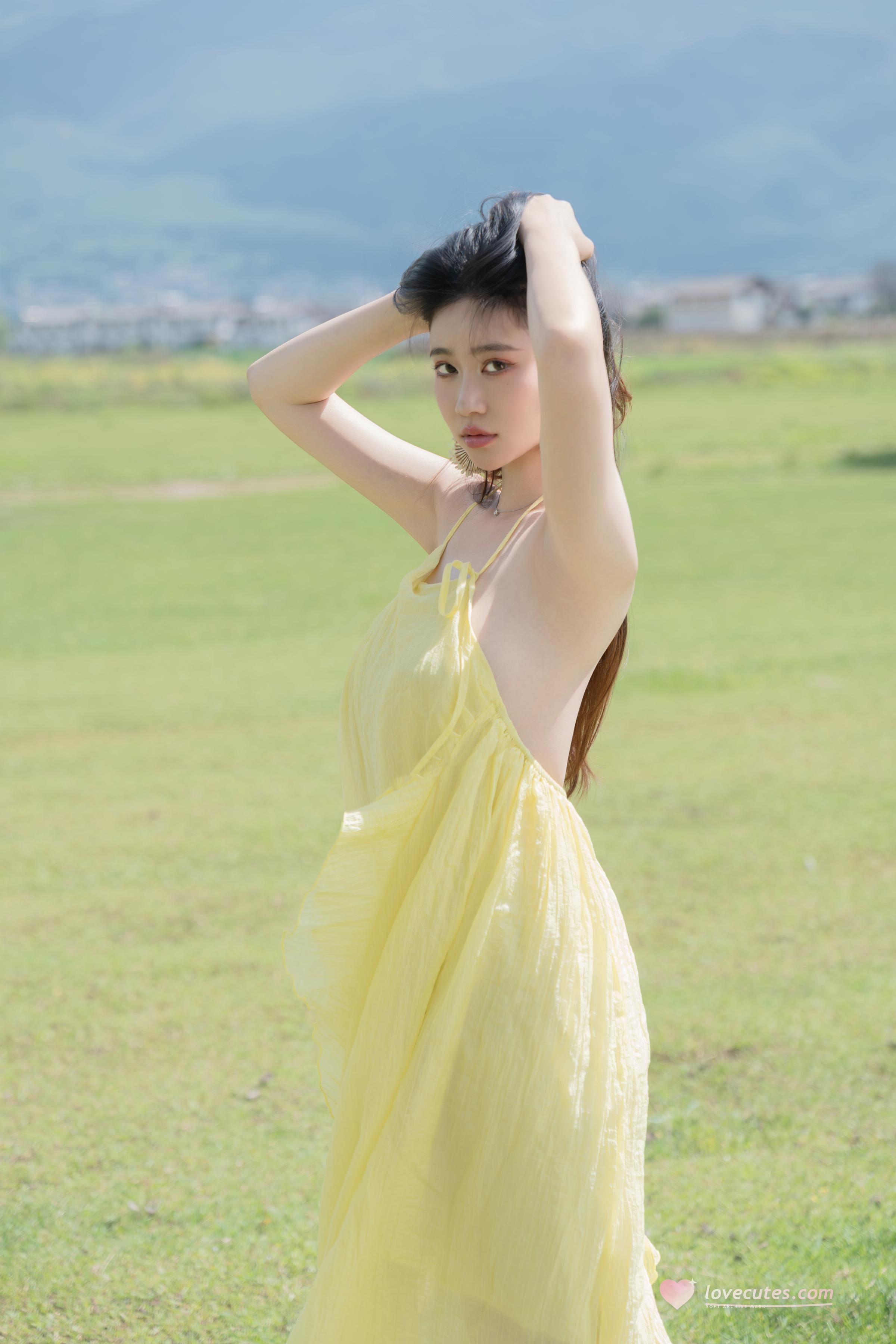 [Photos] Nnian - Green Field Yellow Veil: Outdoor Nude Shoot with Stunning Legs 83P