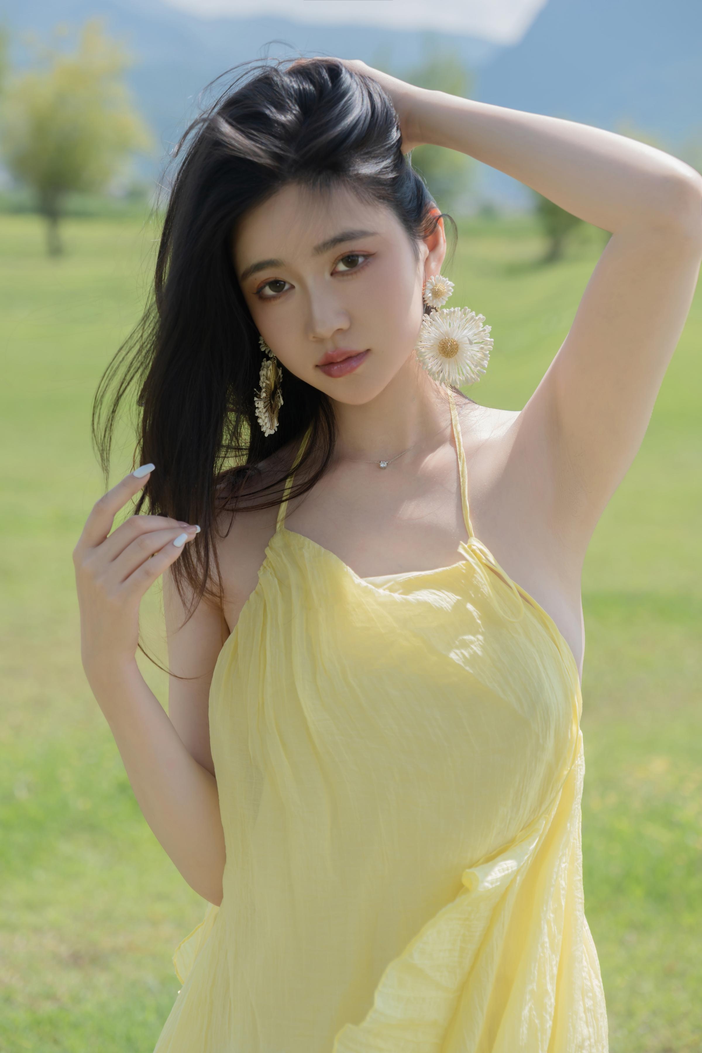 [Photos] Nnian - Green Field Yellow Veil: Outdoor Nude Shoot with Stunning Legs 83P