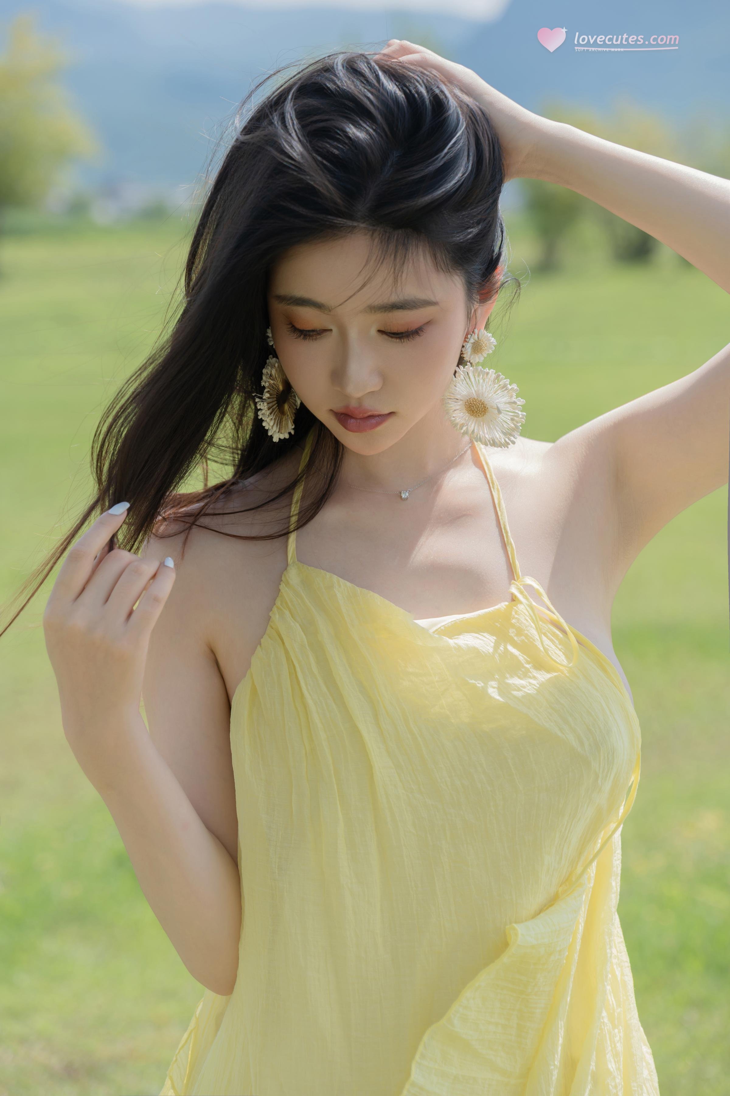 [Photos] Nnian - Green Field Yellow Veil: Outdoor Nude Shoot with Stunning Legs 83P